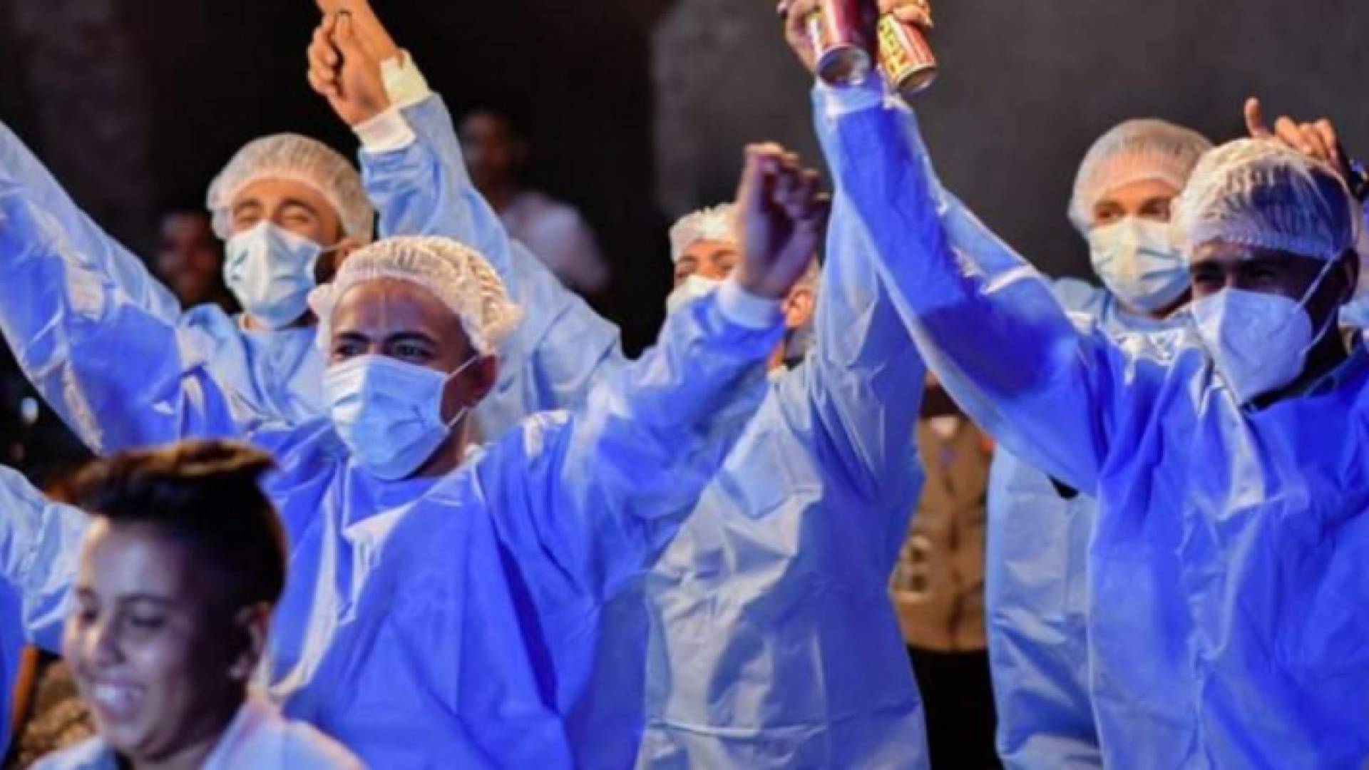 عدد كبير من الحضور ارتدوا ملابس العزل الصحي أثناء حفل زفاف صديقهم