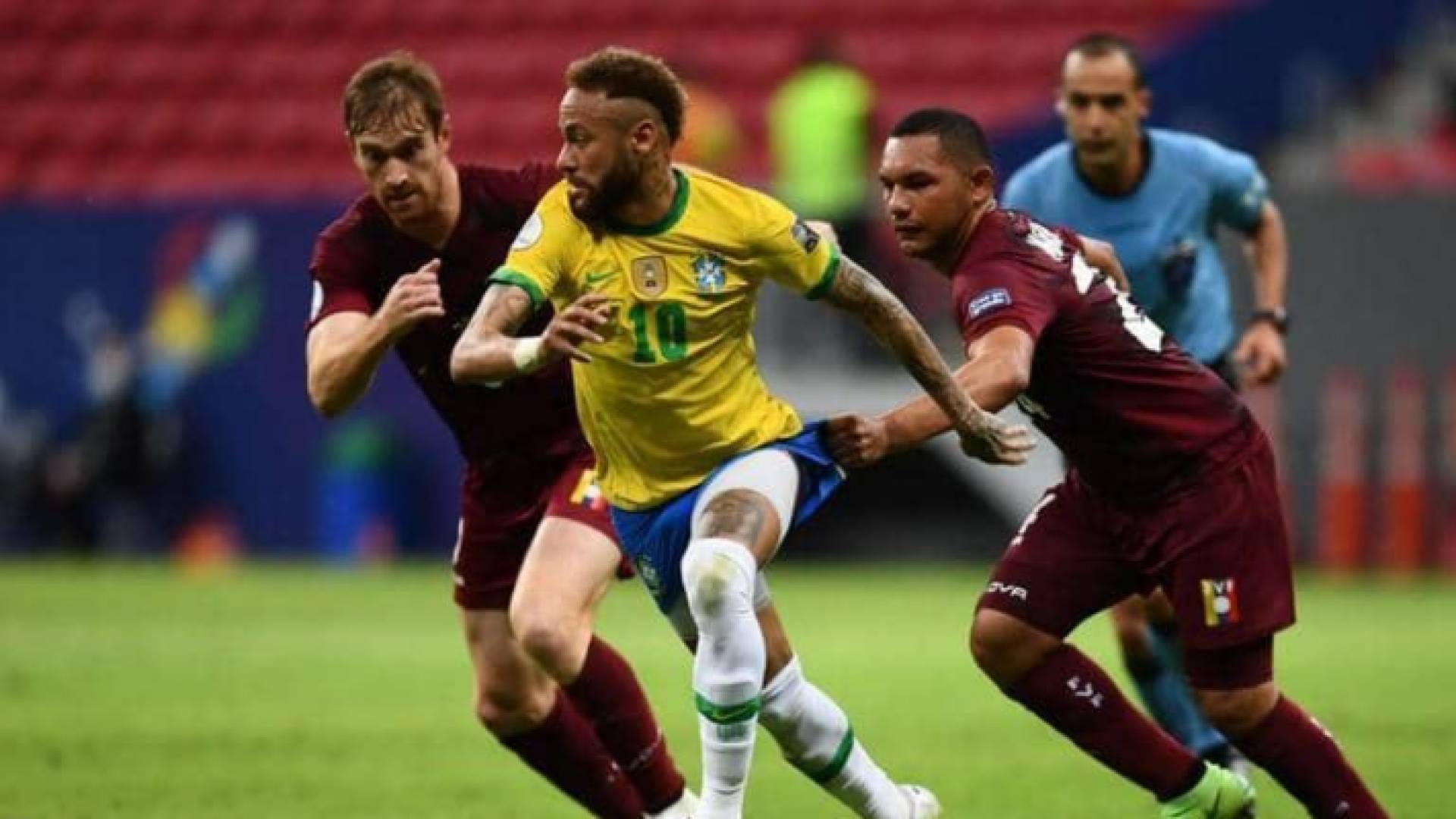 جانب من المباراة بين البرازيل وفنزويلا