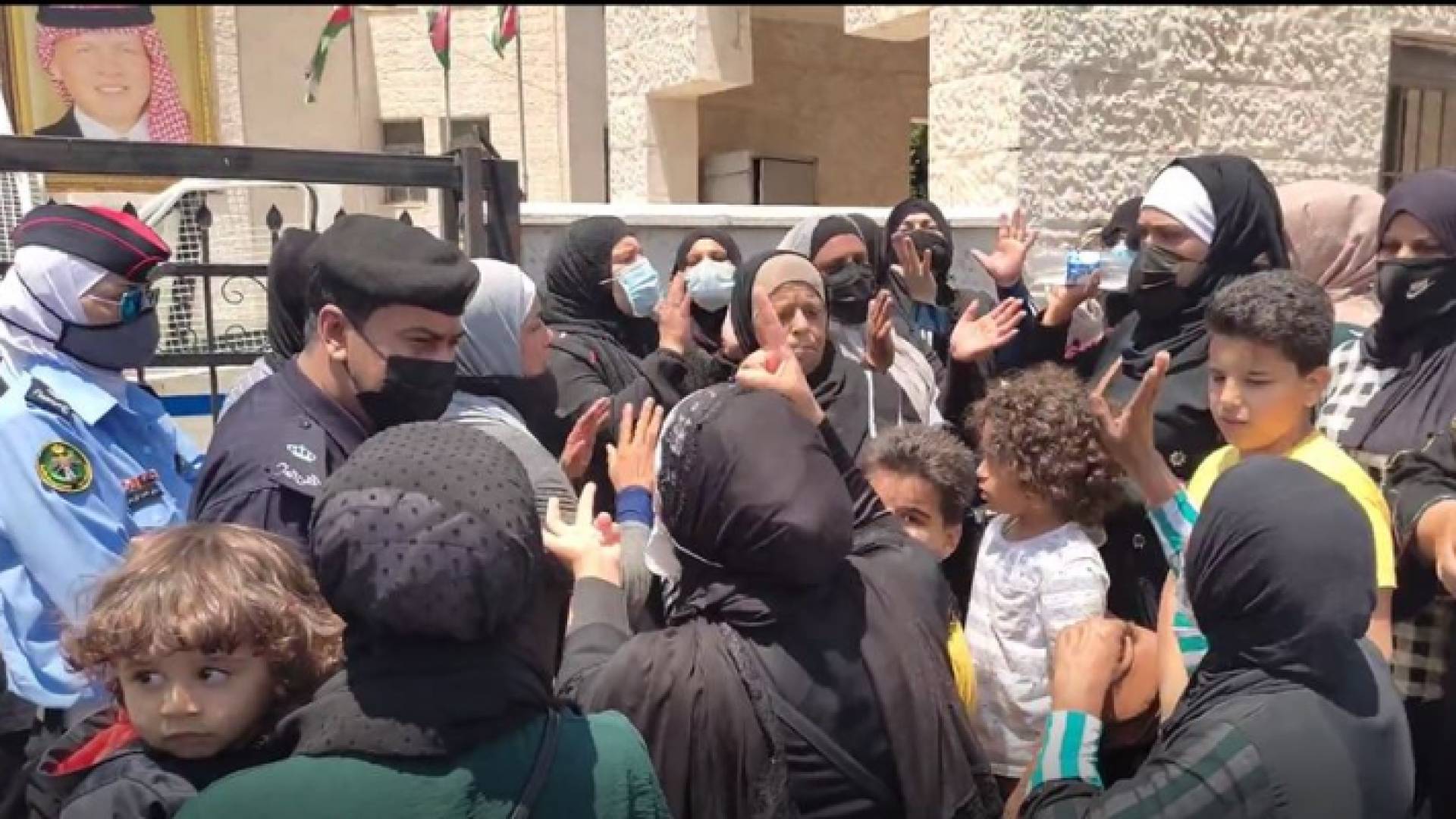 الوقفة نفذت أمام مبنى محافظة إربد