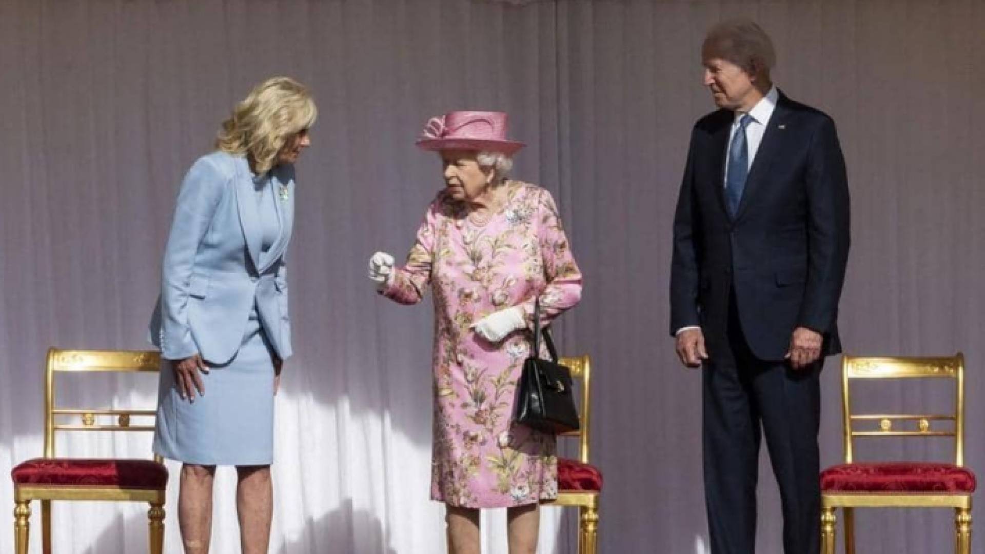 جانب من لقاء الرئيس الأمريكي وعقيلته وملكة بريطانيا إليزابيث الثانية