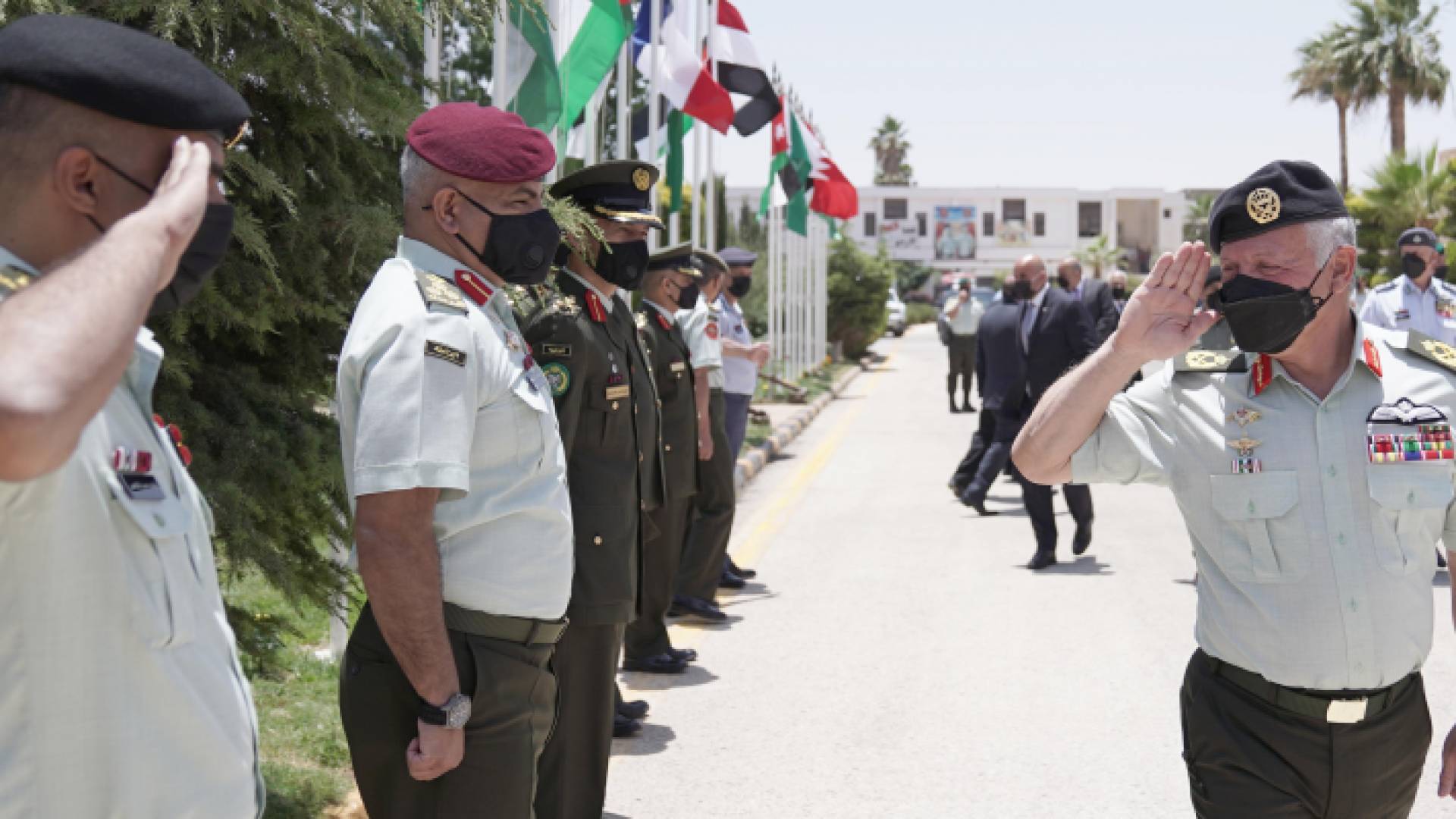الملك يرعى حفل تخريد دورة الدفاع الوطني 18