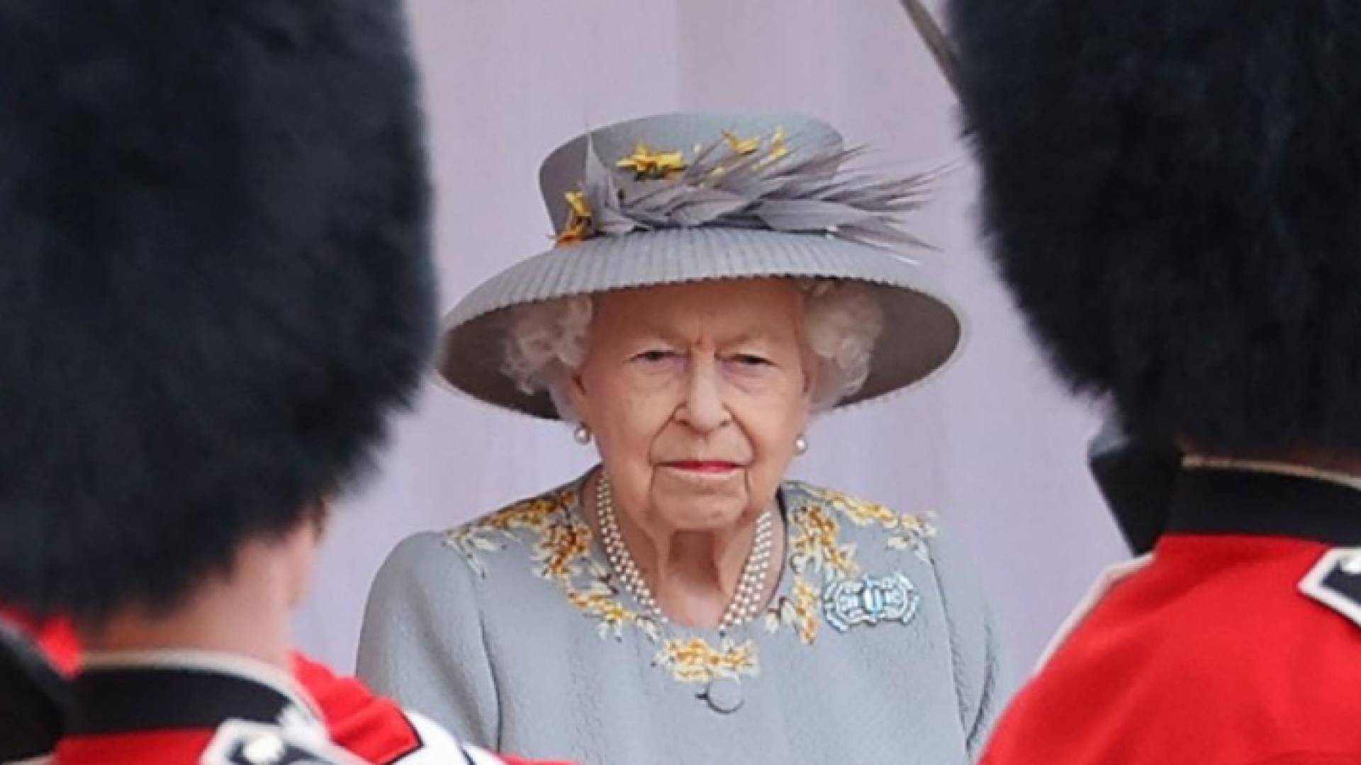 ملكة بريطانيا تشهد مراسم عيد ميلادها السنوية في غياب زوجها