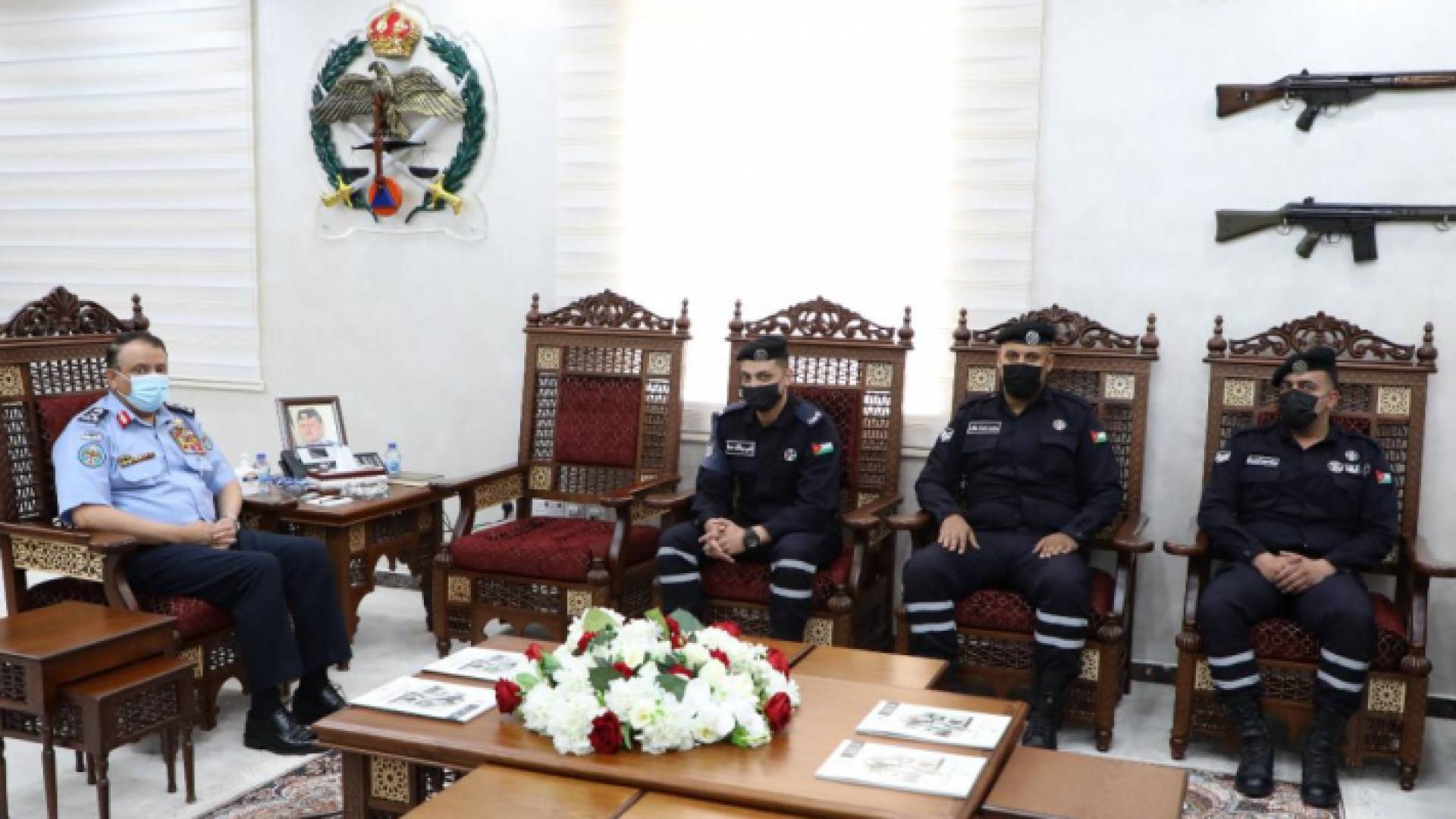 الحواتمة يكرم طاقم دورية نجدة لحسهم الأمني ورفضهم للرشوة