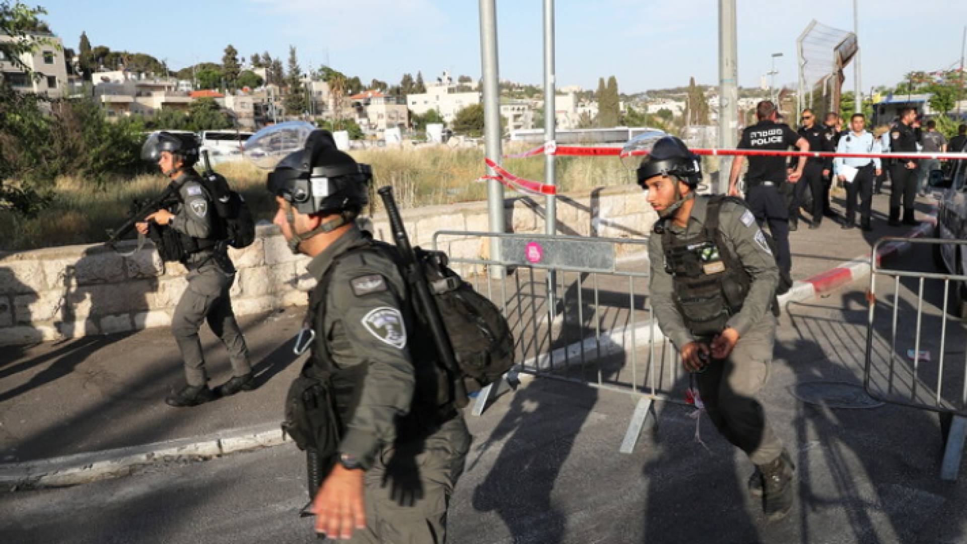 قوات الاحتلال تعتدي على الفلسطينيين في باب العامود