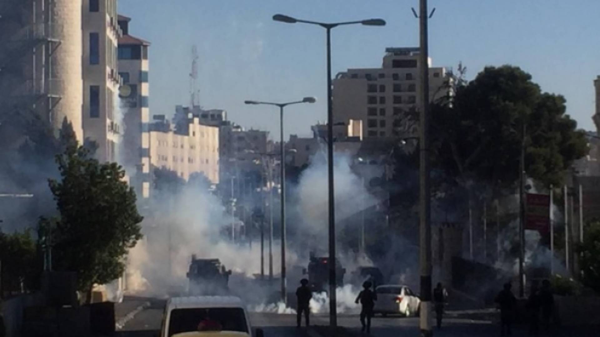 قوات الاحتلال تقمع مسيرة تضامنية مع القدس