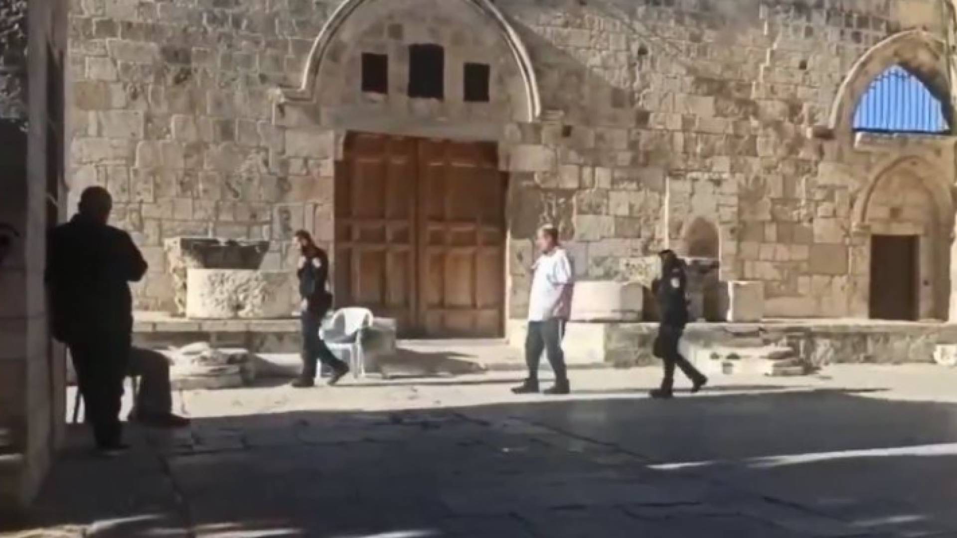 المستوطن "يهودا باراك" يقتحم باحات المسجد الأقصى بمساندة شرطة الاحتلال الإسرائيلي