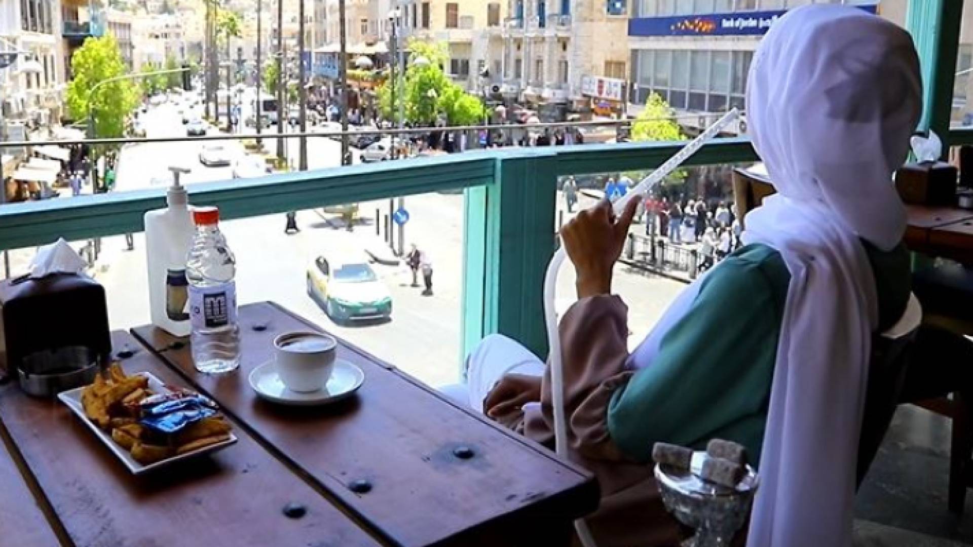 بعد 7 أشهر من التوقف عن العمل.. المقاهي تستأنف العمل بتقديم الأرجيلة