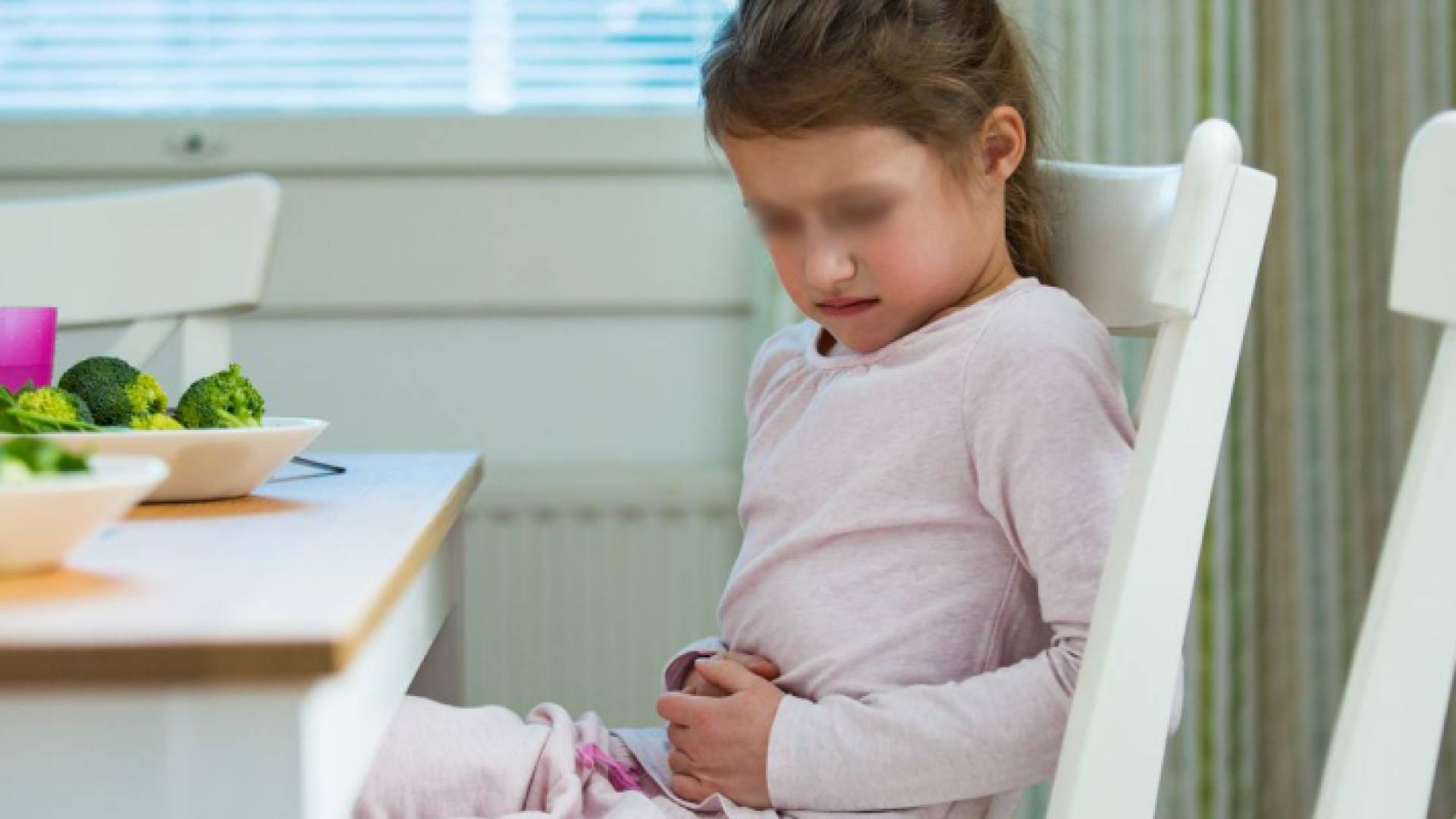 طفل مصاب بألم في البطن - الصورة تعبيرية