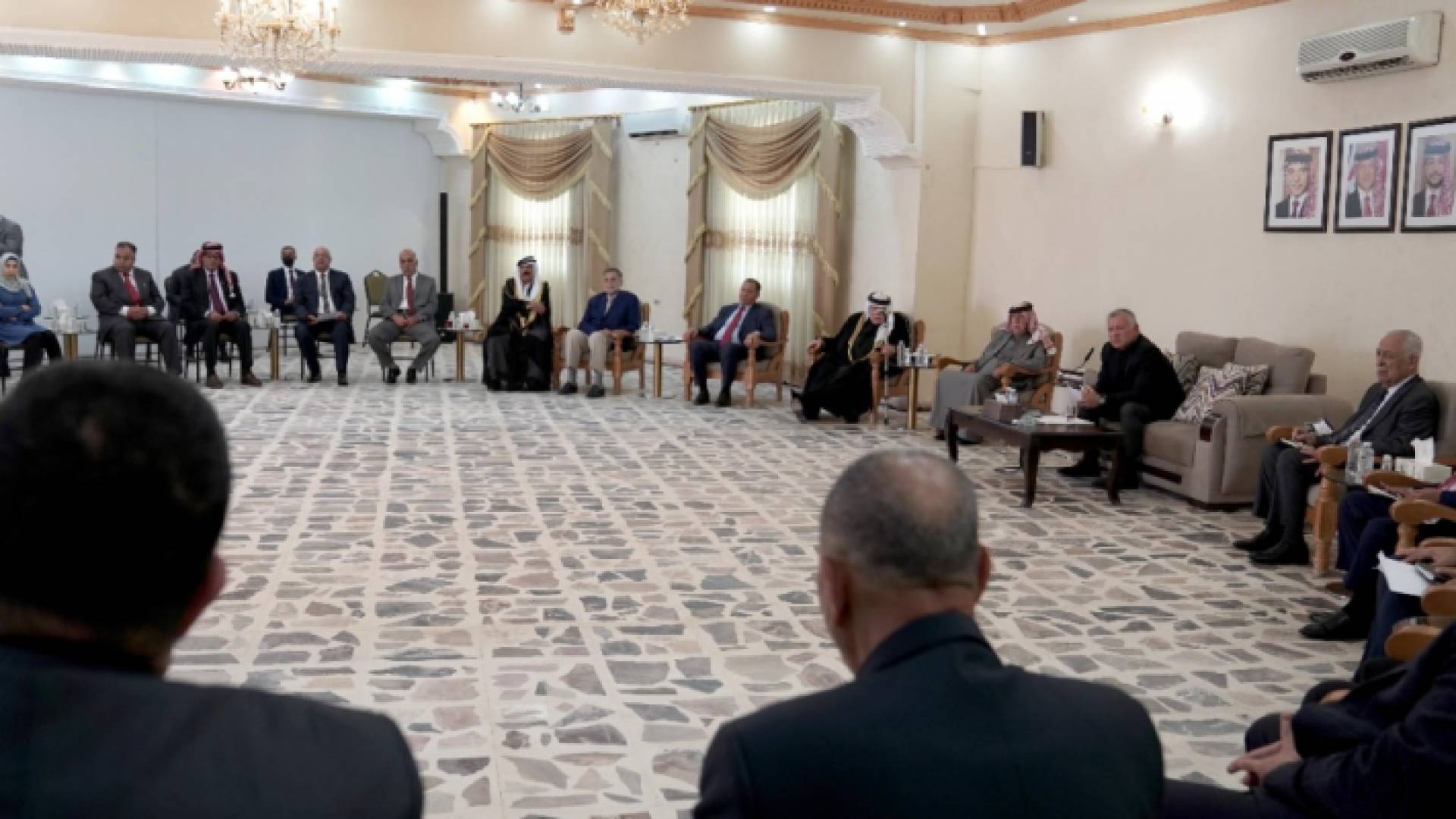 الملك خلال لقاءه شخصيات من لواء الكورة