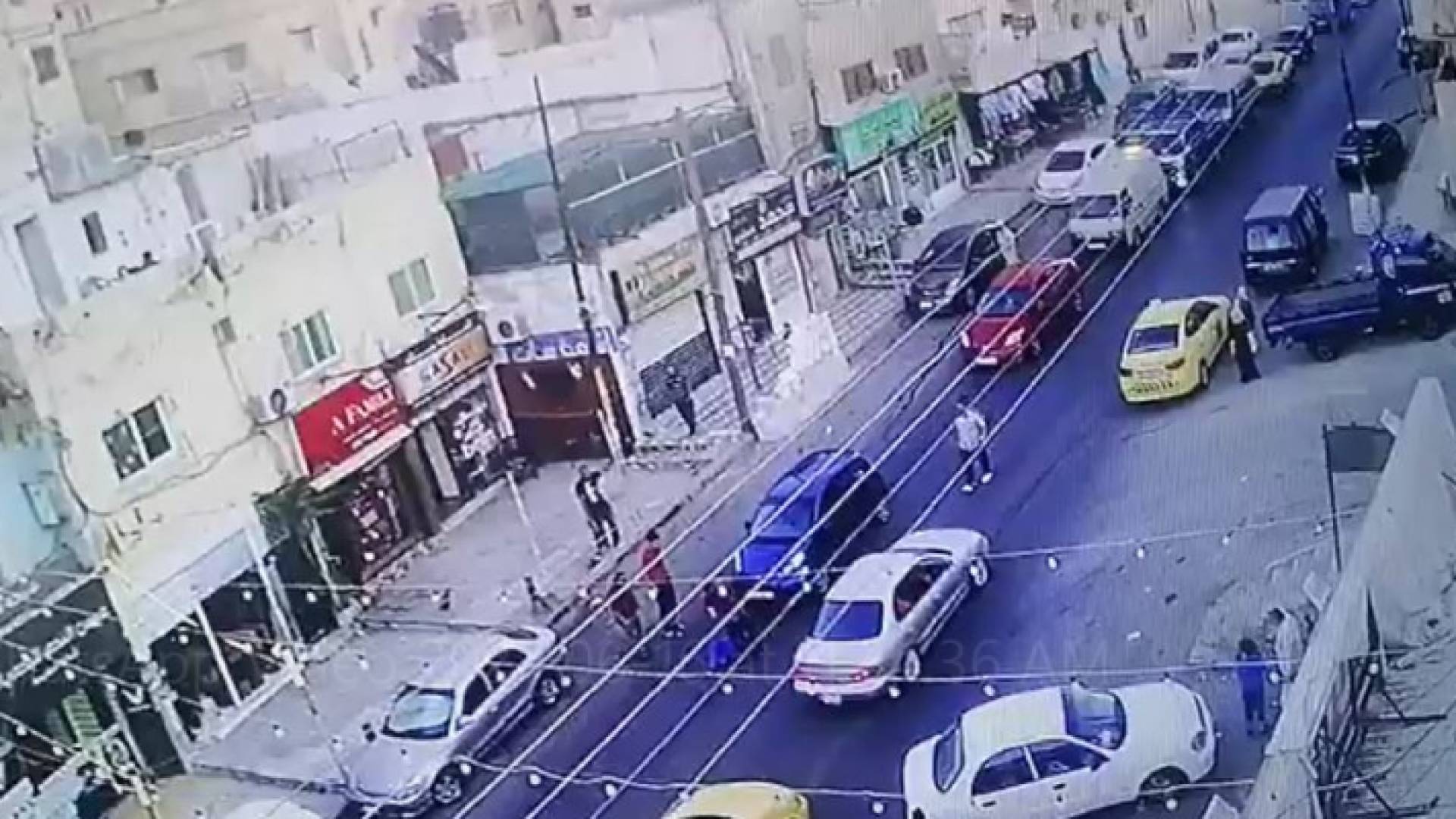 شخص يلقي بنفسه أمام مركبة في منطقة جبل النصر بعمان