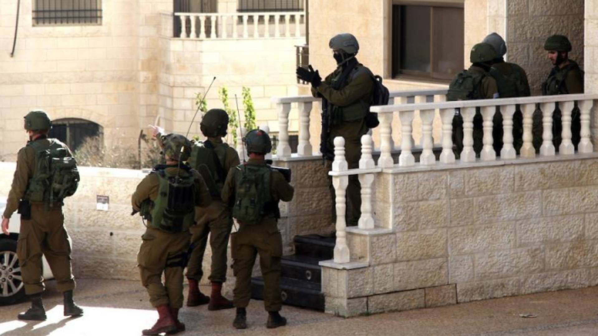 اقتحام جنود الاحتلال الإسرائيلي أحد المنازل الفلسطينية