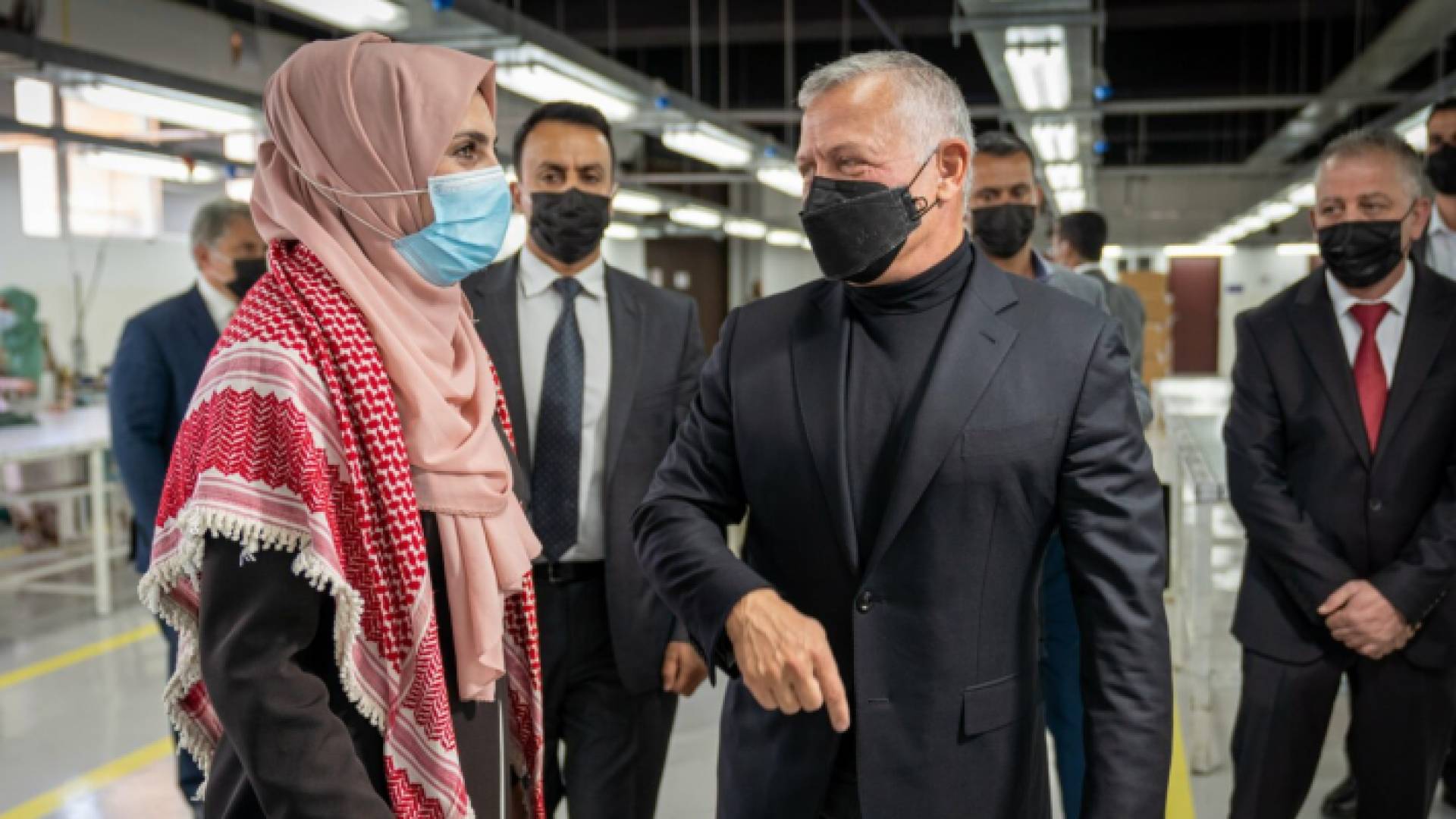 الملك يزور مصنع ألبسة في المزار الشمالي