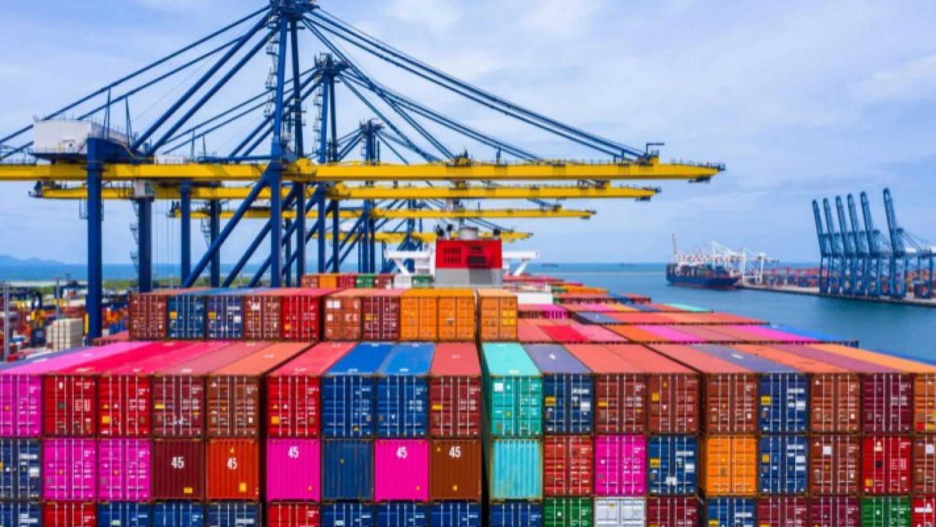 تجارة الأردن تثمن قرار الحكومة بوضع سقوف لكلف الشحن