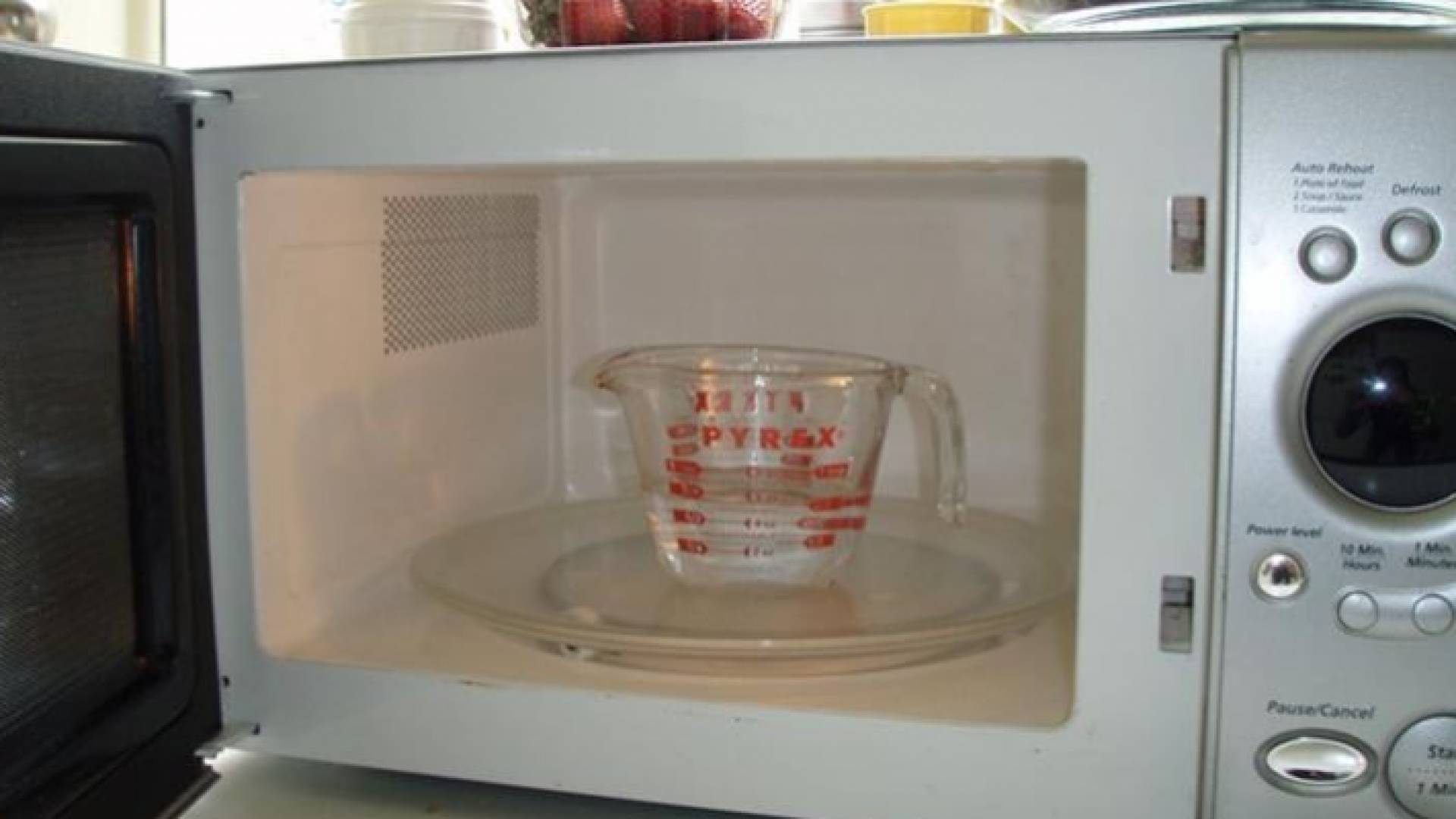 لماذا يجب وضع كوب ماء عند تسخين الطعام في الميكروويف؟