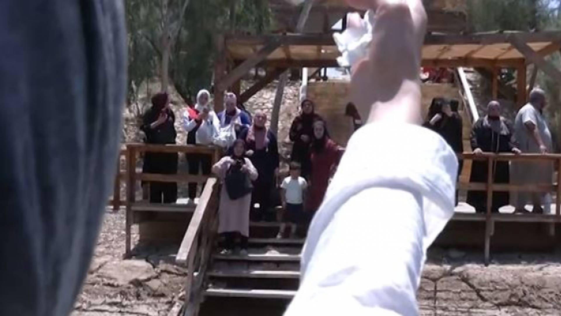 سيدة أردنية لوح لعائلتها في الأردن من الجانب الفلسطيني