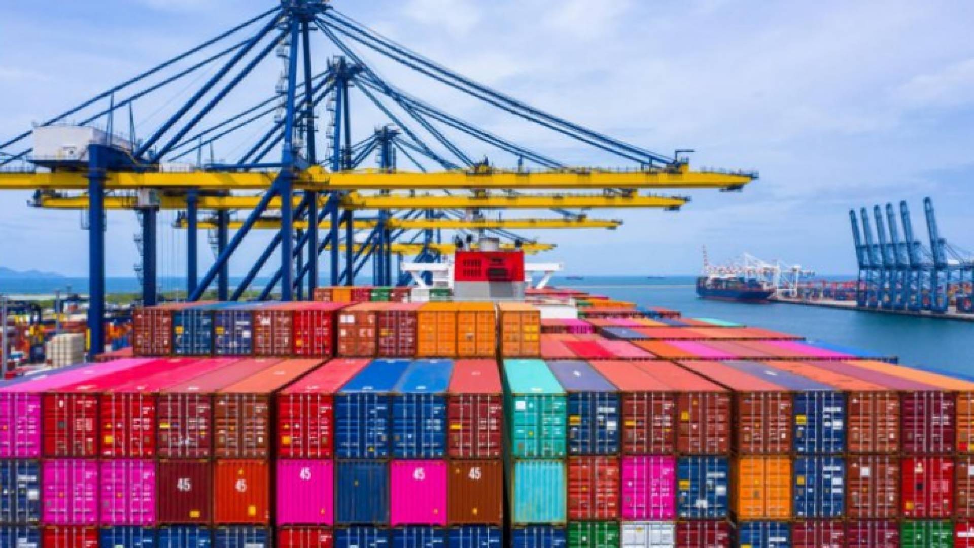 قطاعات اقتصادية تطالب بتخفيضات ضريبية وجمركية لمواجهة ارتفاع أسعار الشحن