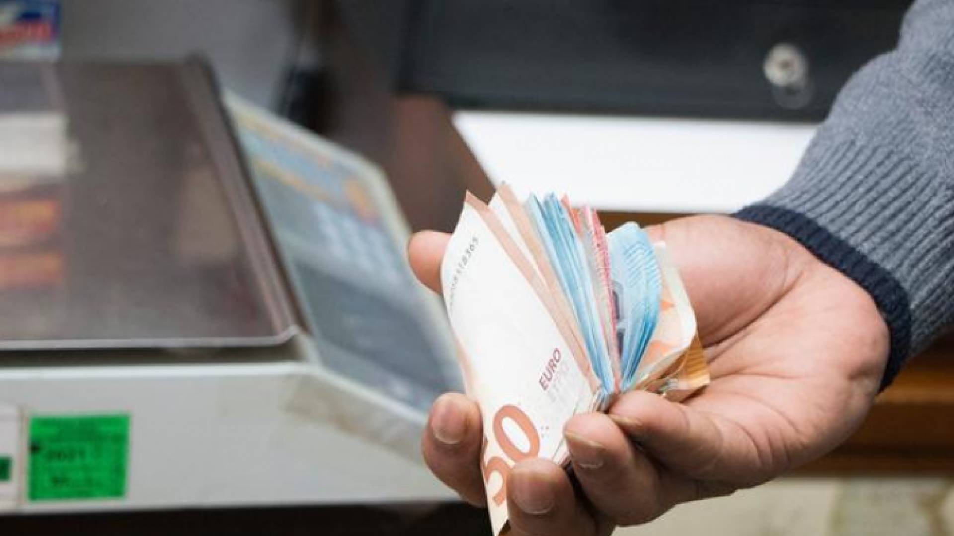 العالم يحتفل بيوم التحويلات المالية العائلية وسط تراجع قيمتها لفقدان الوظائف