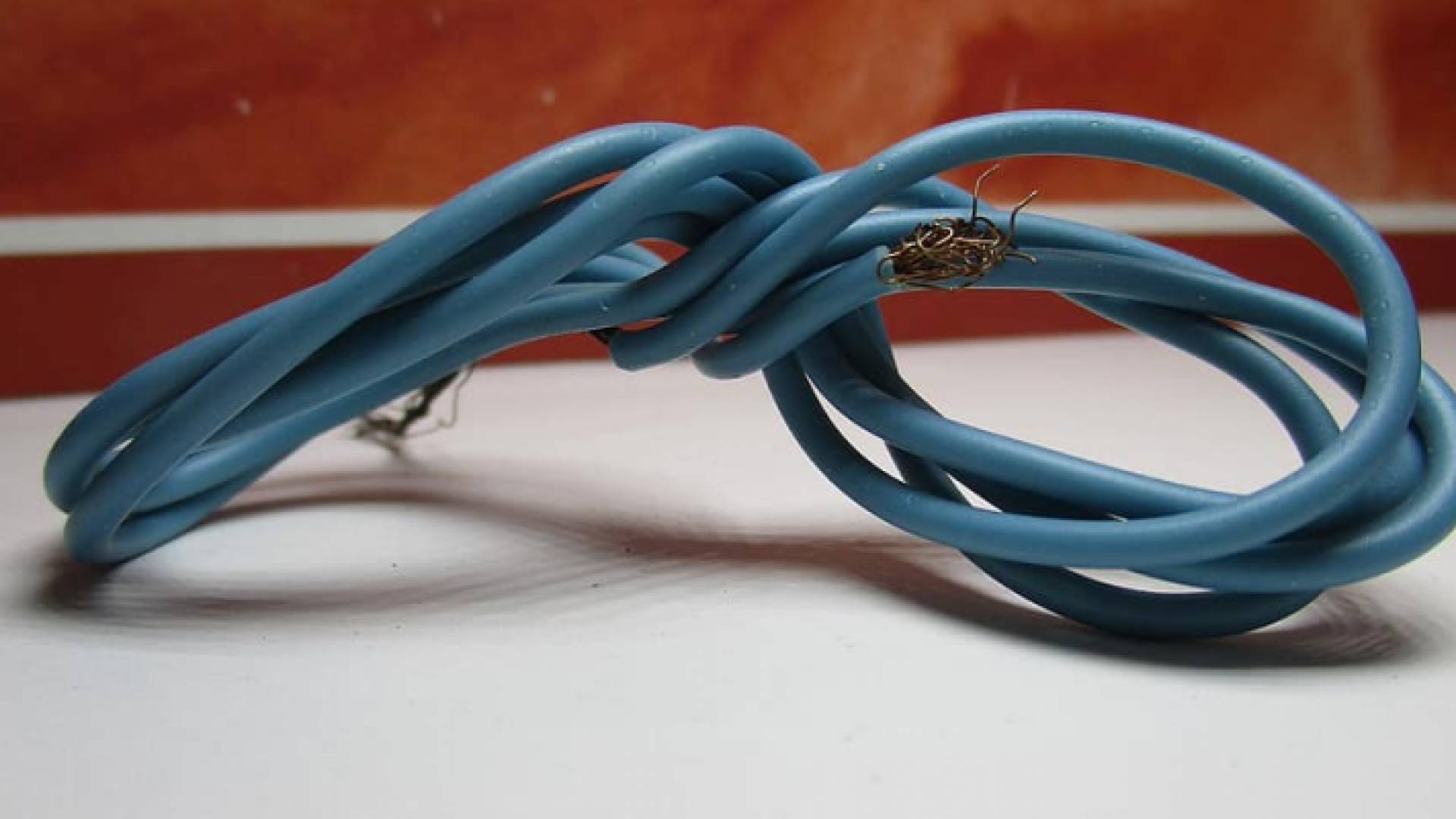 الأب القاتل انهال على ابنته ضربا بسلك كهربائي