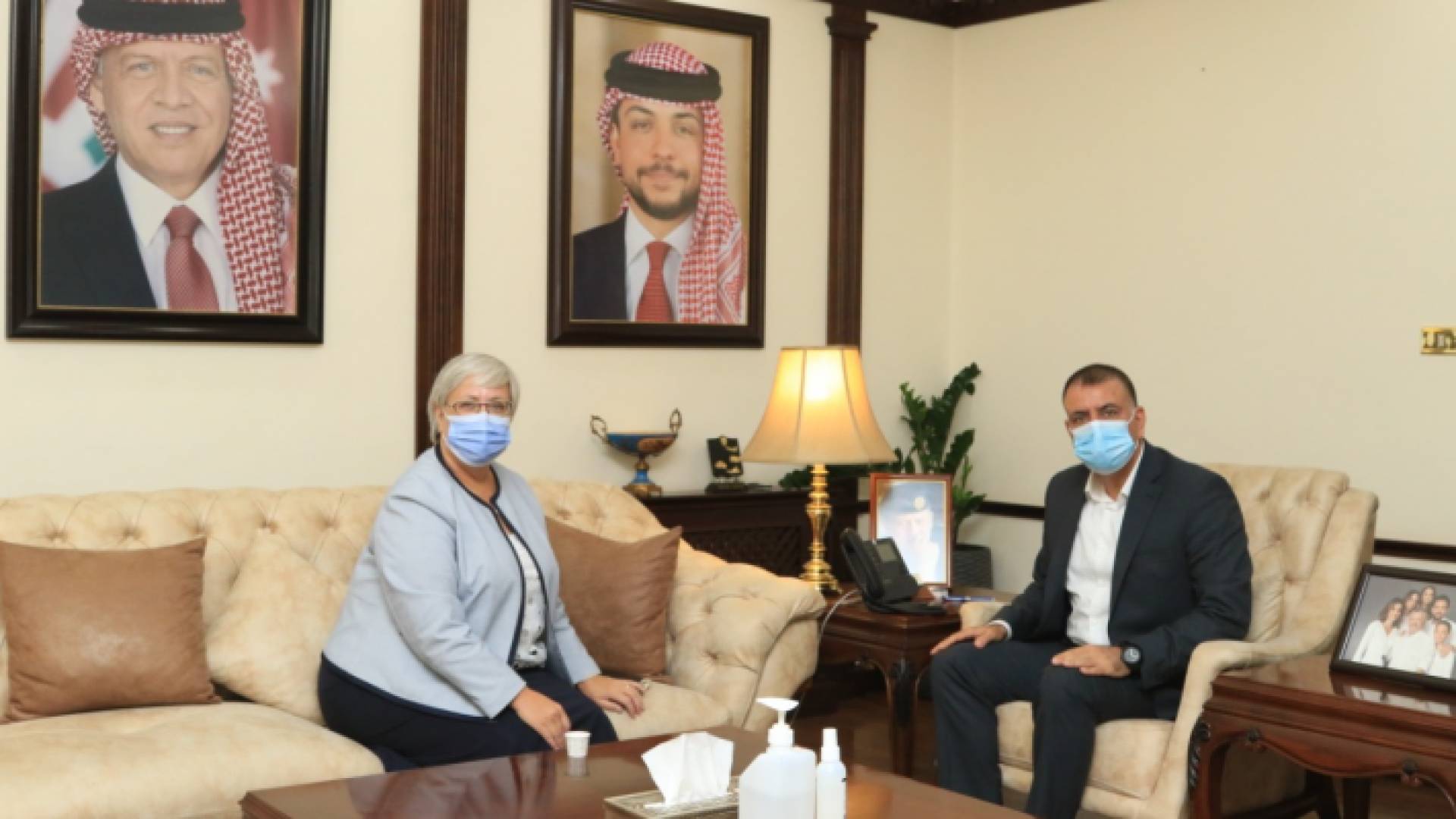 وزير الداخلية يلتقي السفيرة الكندية في عمان