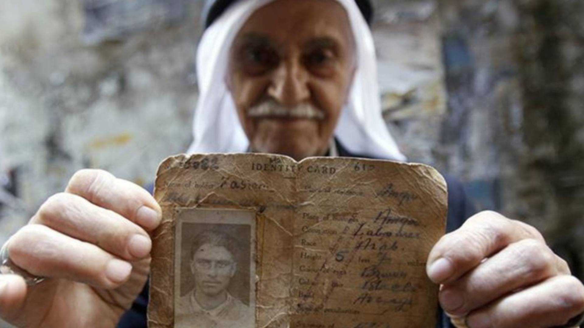 لاجئ فلسطيني يحمل بطاقة هوية - أرشيفية