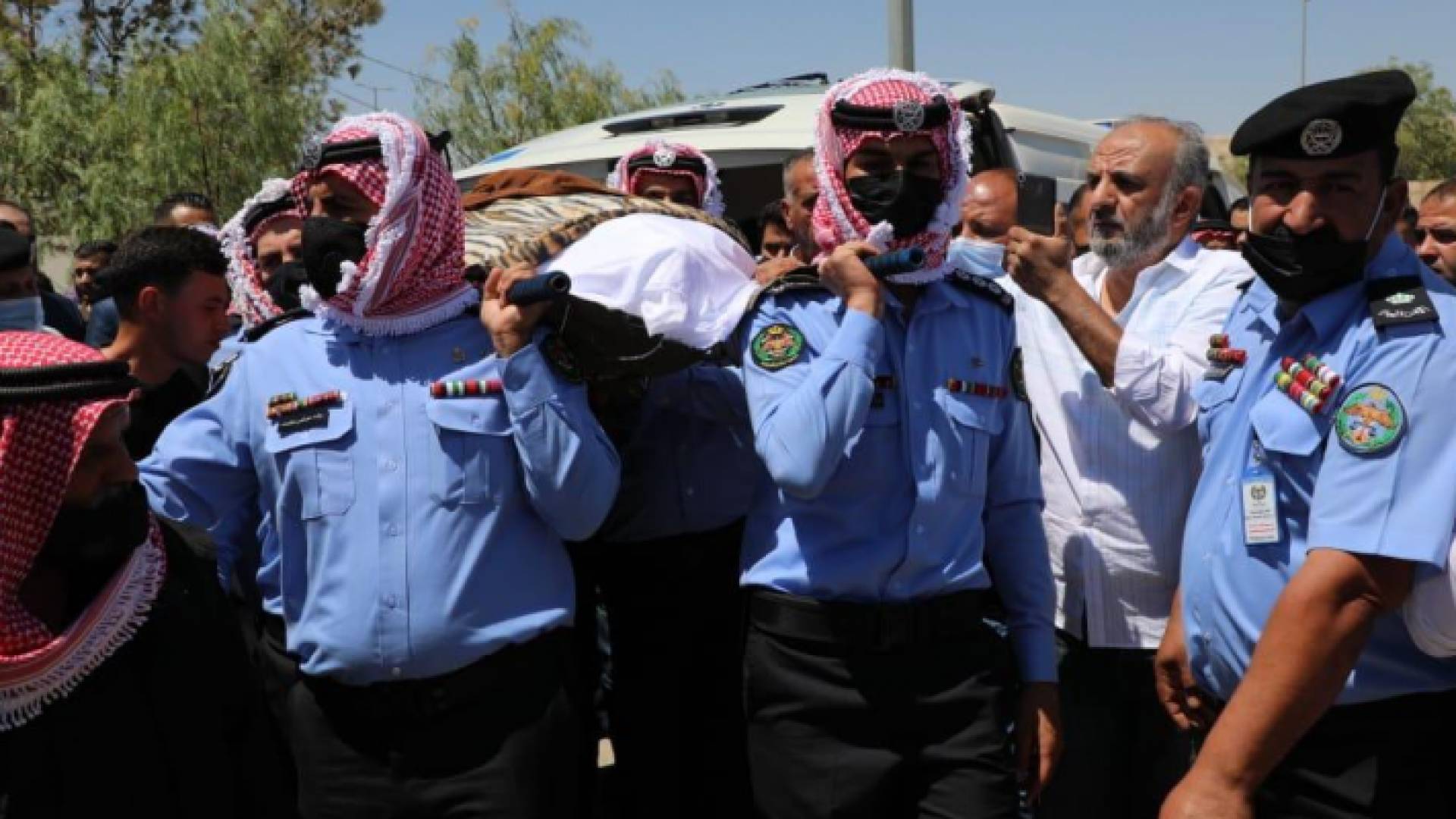 خلال تشييع جثمان العميد محمود عواد