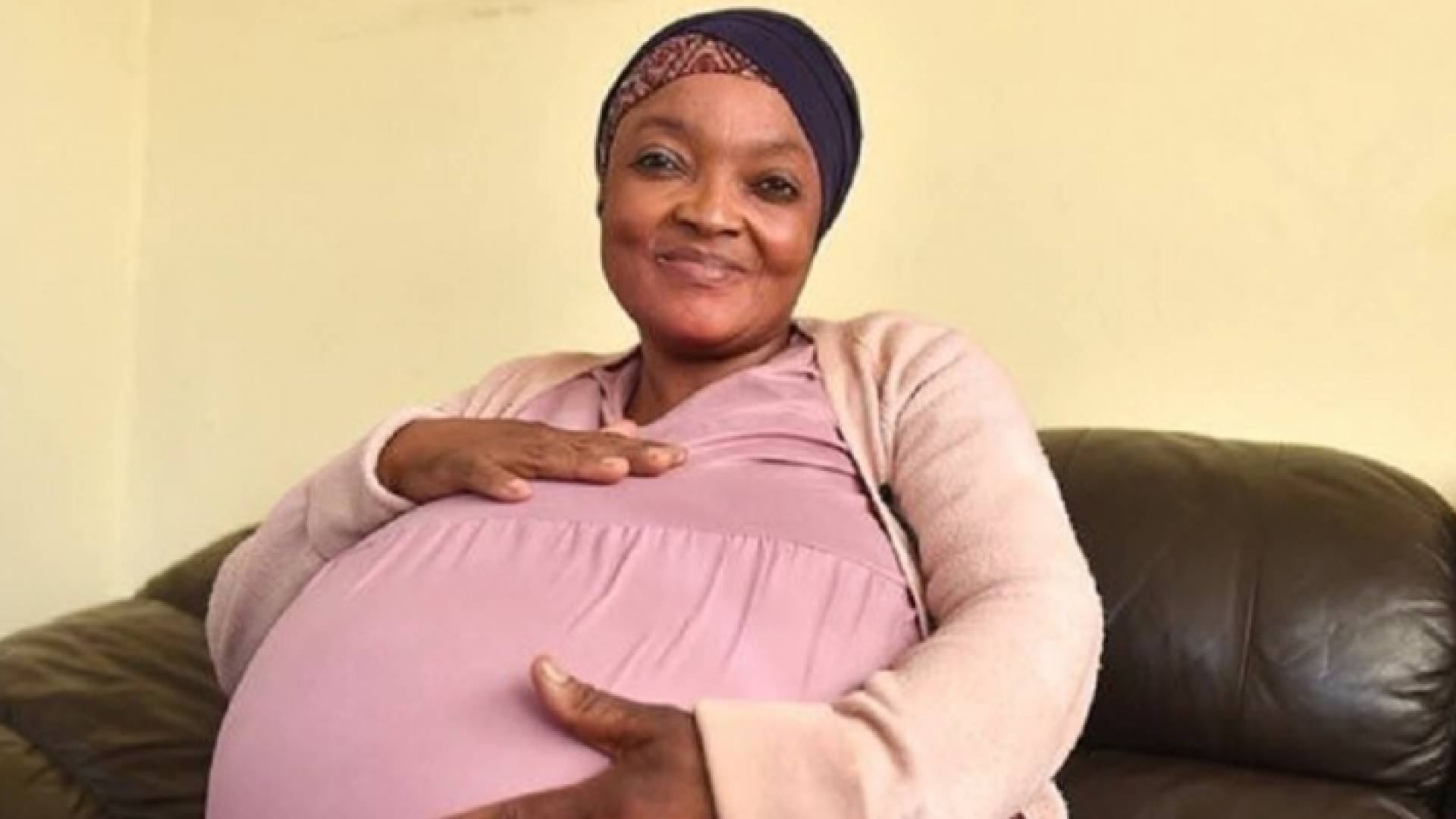 المواطنة الجنوب إفريقية، غوسيامي تامارا سيتولي، التي أنجبت منه 10 توائم