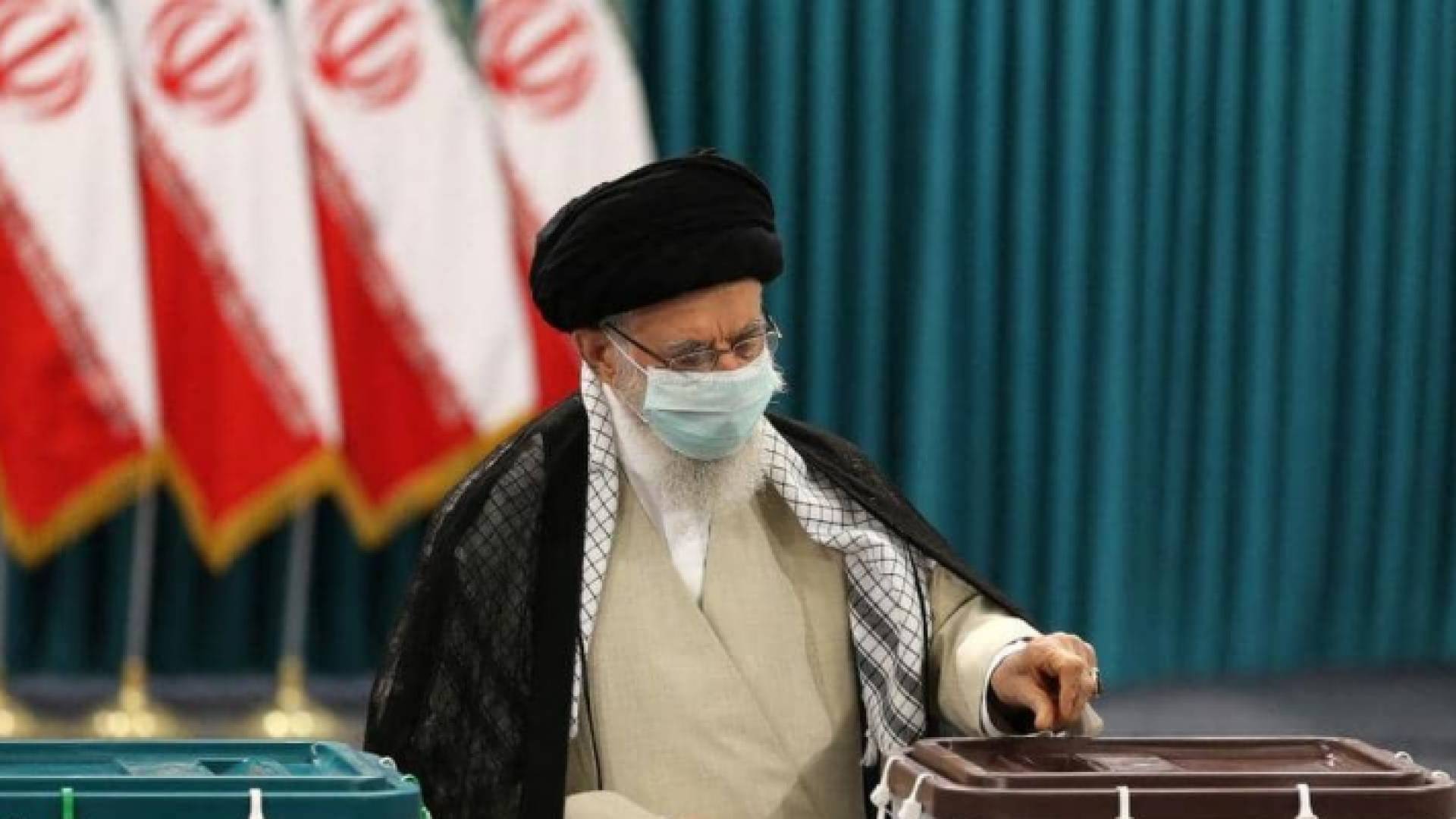 الرئيس الإيراني يدلي بصوته