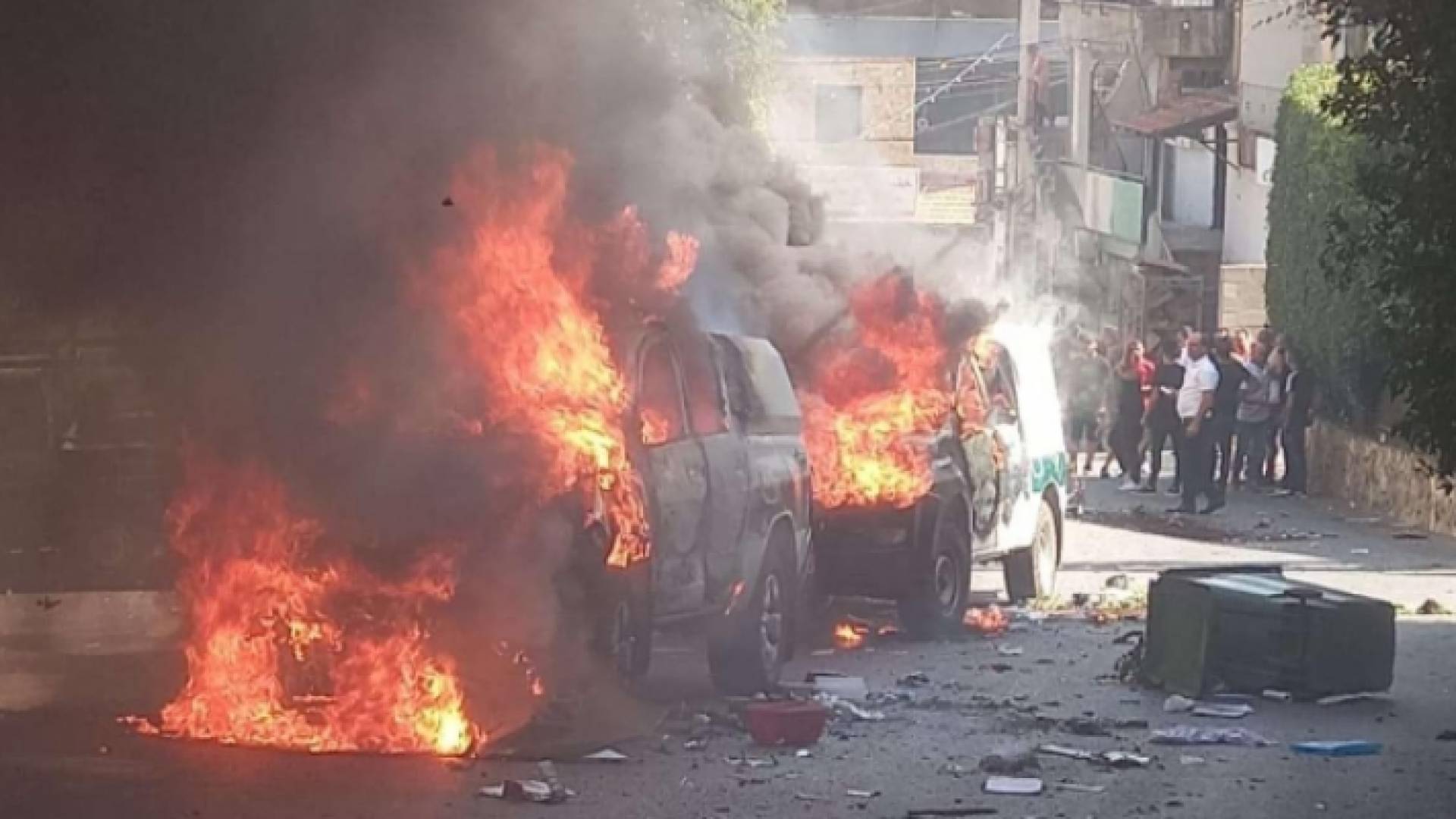 لحظة حرق مركبتين تابعتين لشرطة الاحتلال الاسرائيلي