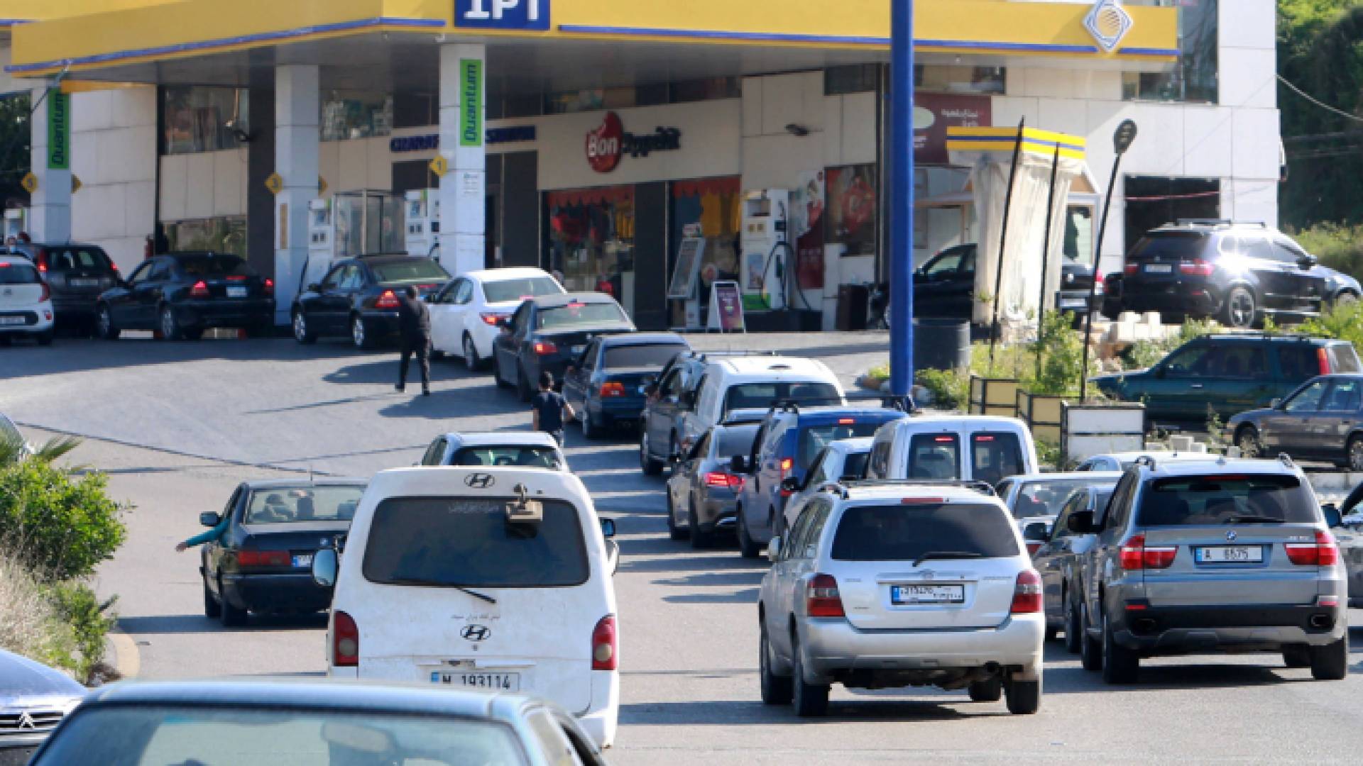 ازدحامات أمام محطة محروقات في لبنان