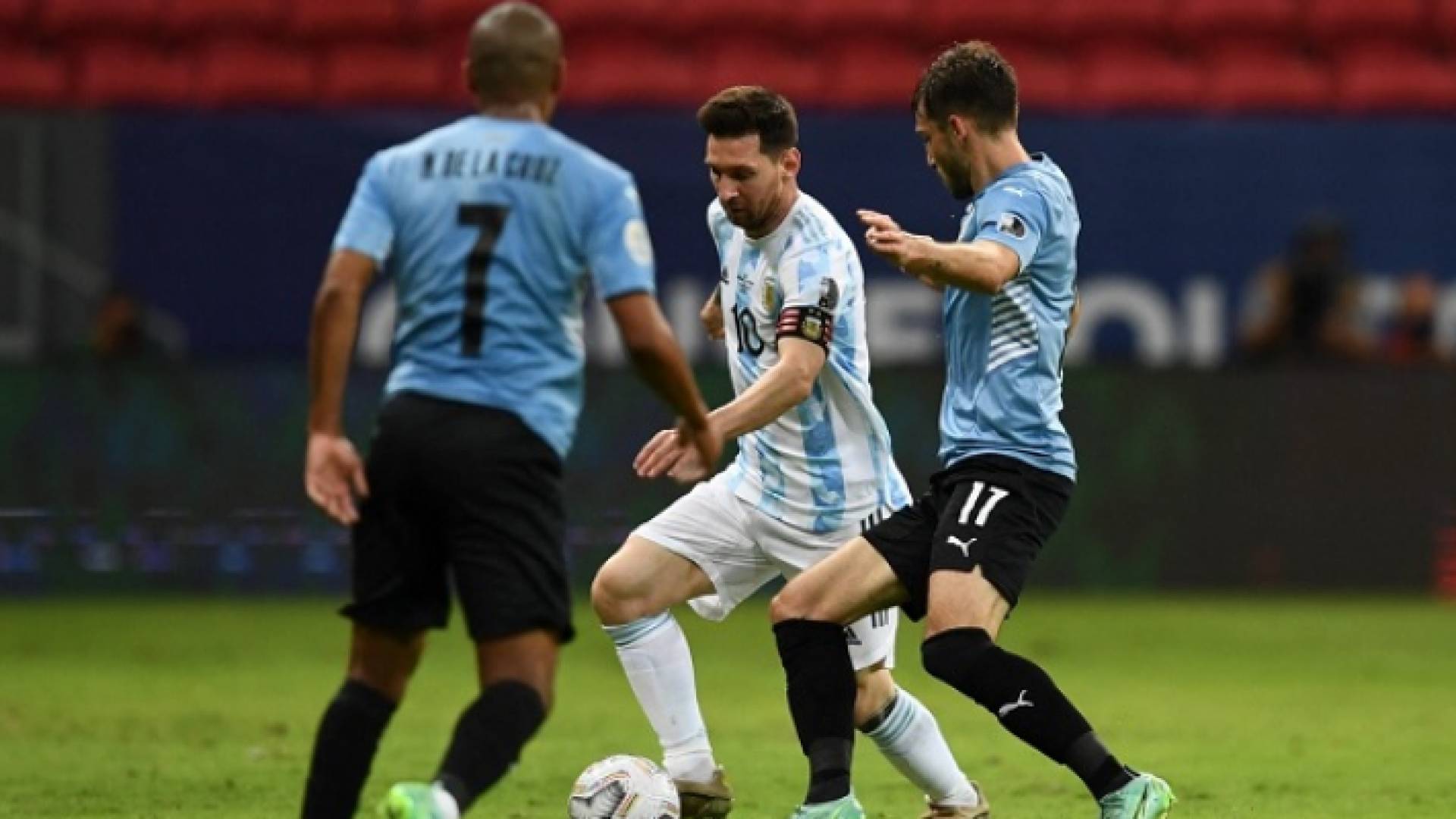 الأرجنتين تحسم مواجهة القمة أمام أوروغواي بهدف نظيف