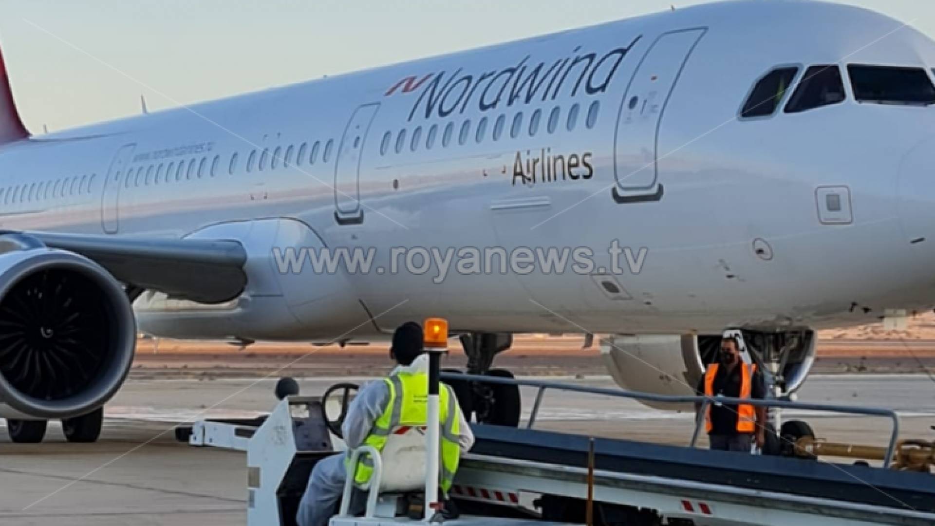 لحظة وصول الطائرة الى مطار الملك حسين بالعقبة