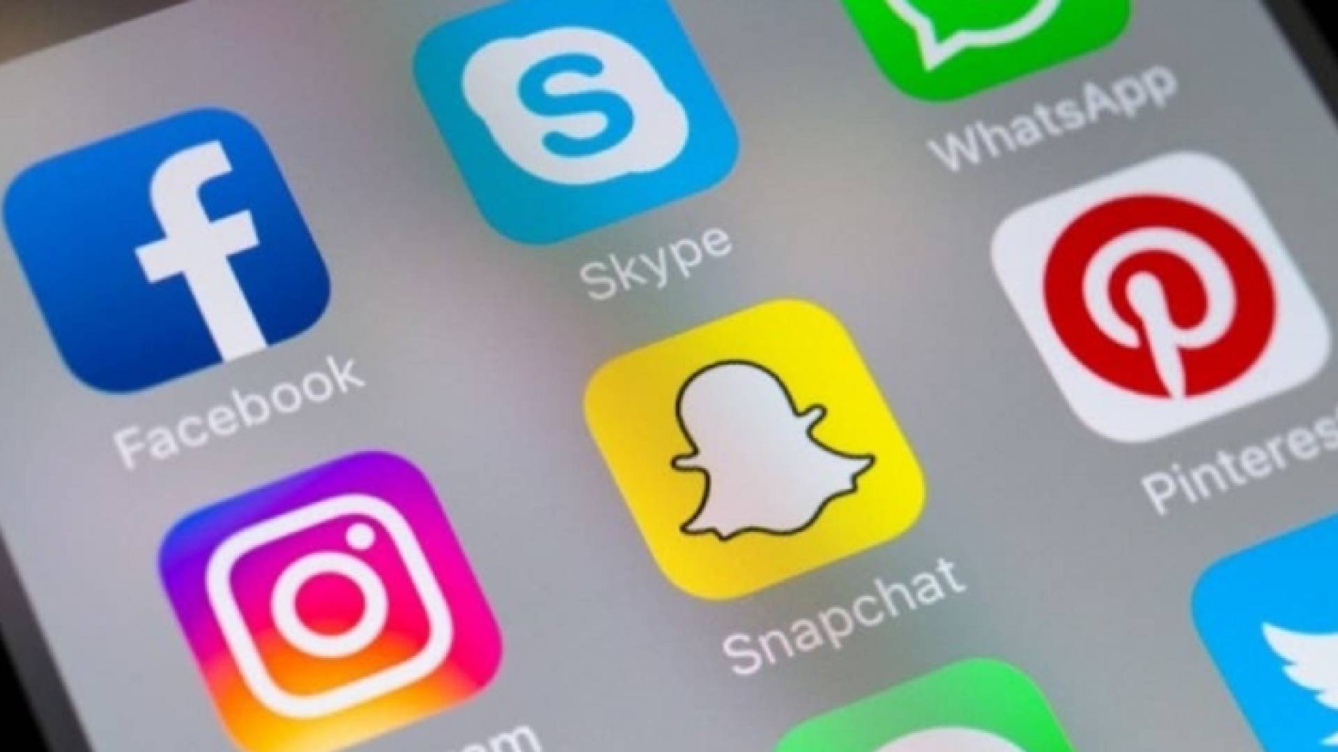 يتسابق كثير من الفنانين على نشر خصوصياتهم عبر مواقع التواصل الاجتماعي