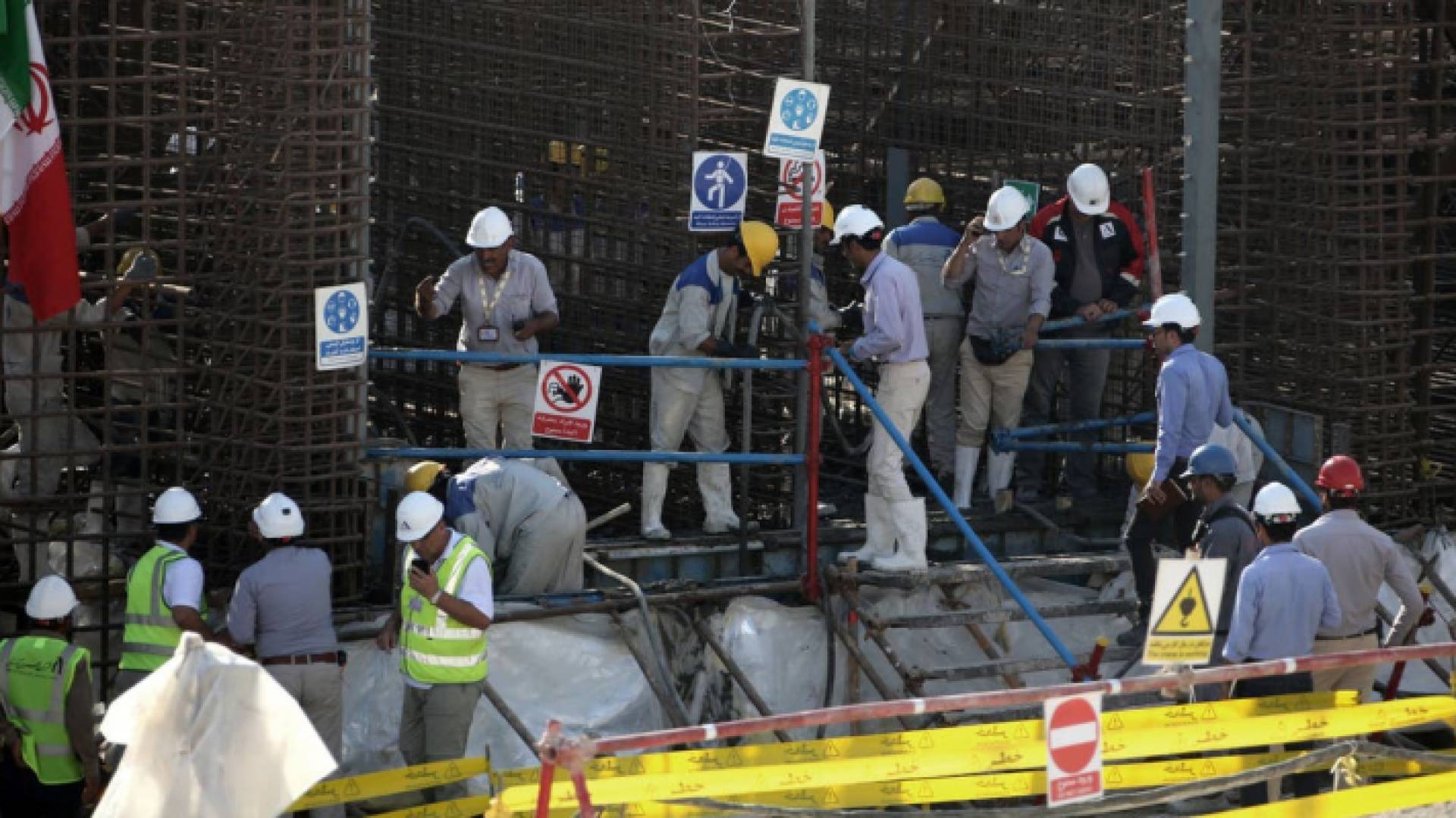 عمال عند موقع مفاعل بوشهر النووي في إيران - أرشيفية
