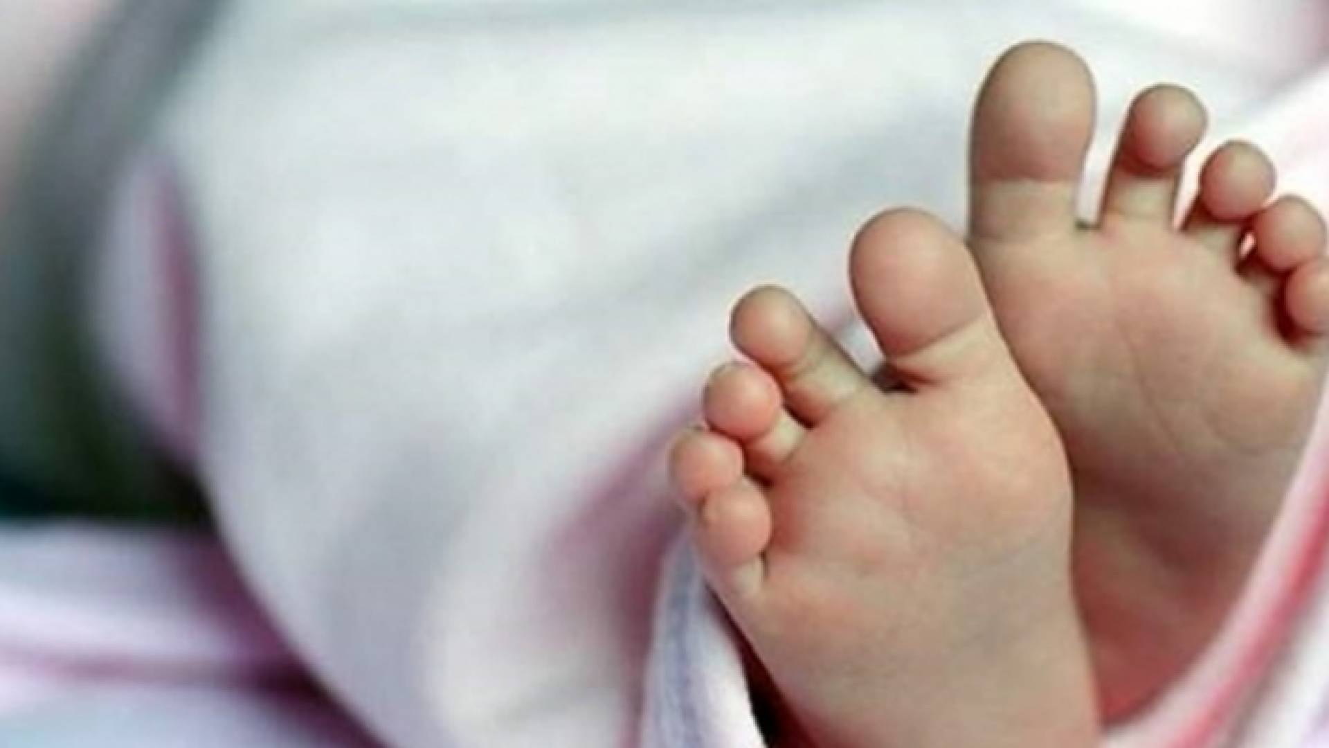 أم تقتل ابنتها بطريقة "جهنمية" وتجبر شقيقتها على دفنها