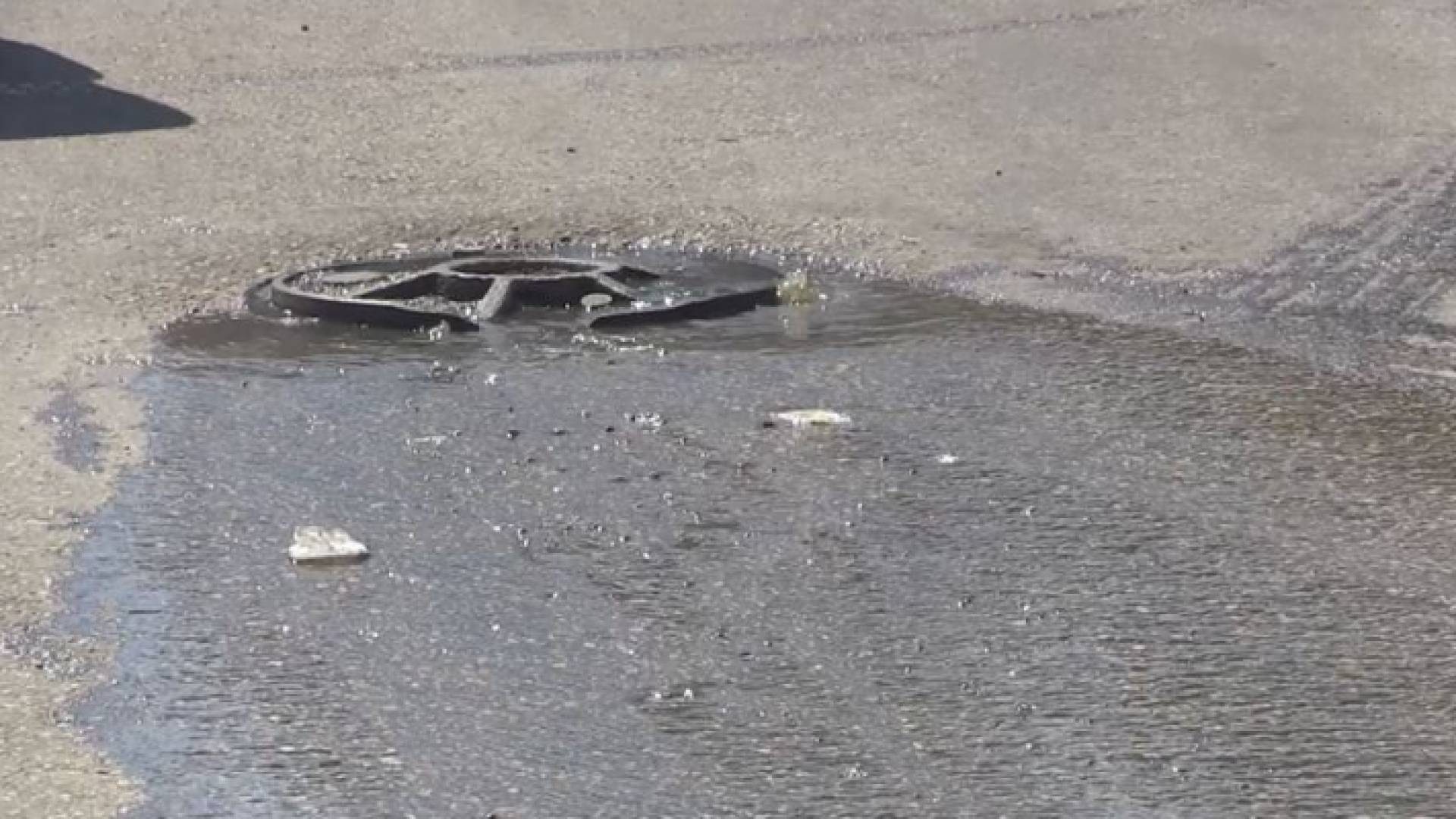 فيضان الصرف الصحي في "مستشفى بسمة" يعكس تردي البنية التحتية