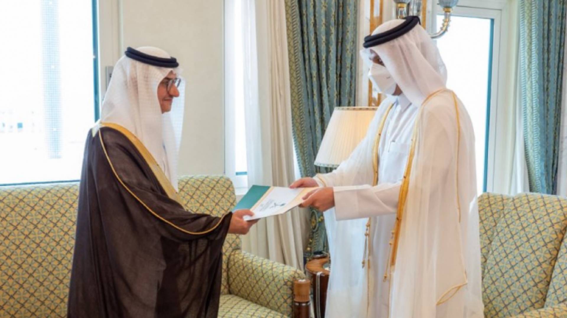 تسلم أوراق السفير السعودي في قطر