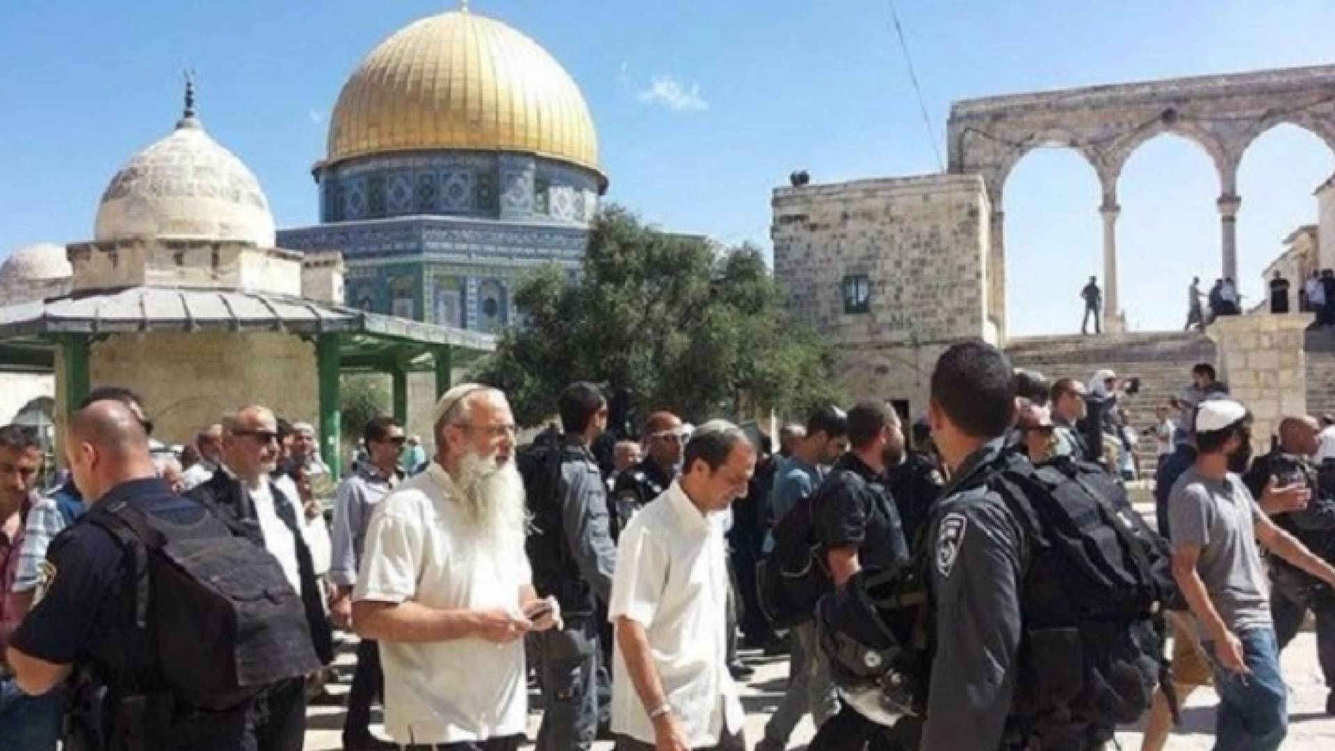 مستوطنون يقتحمون المسجد الأقصى