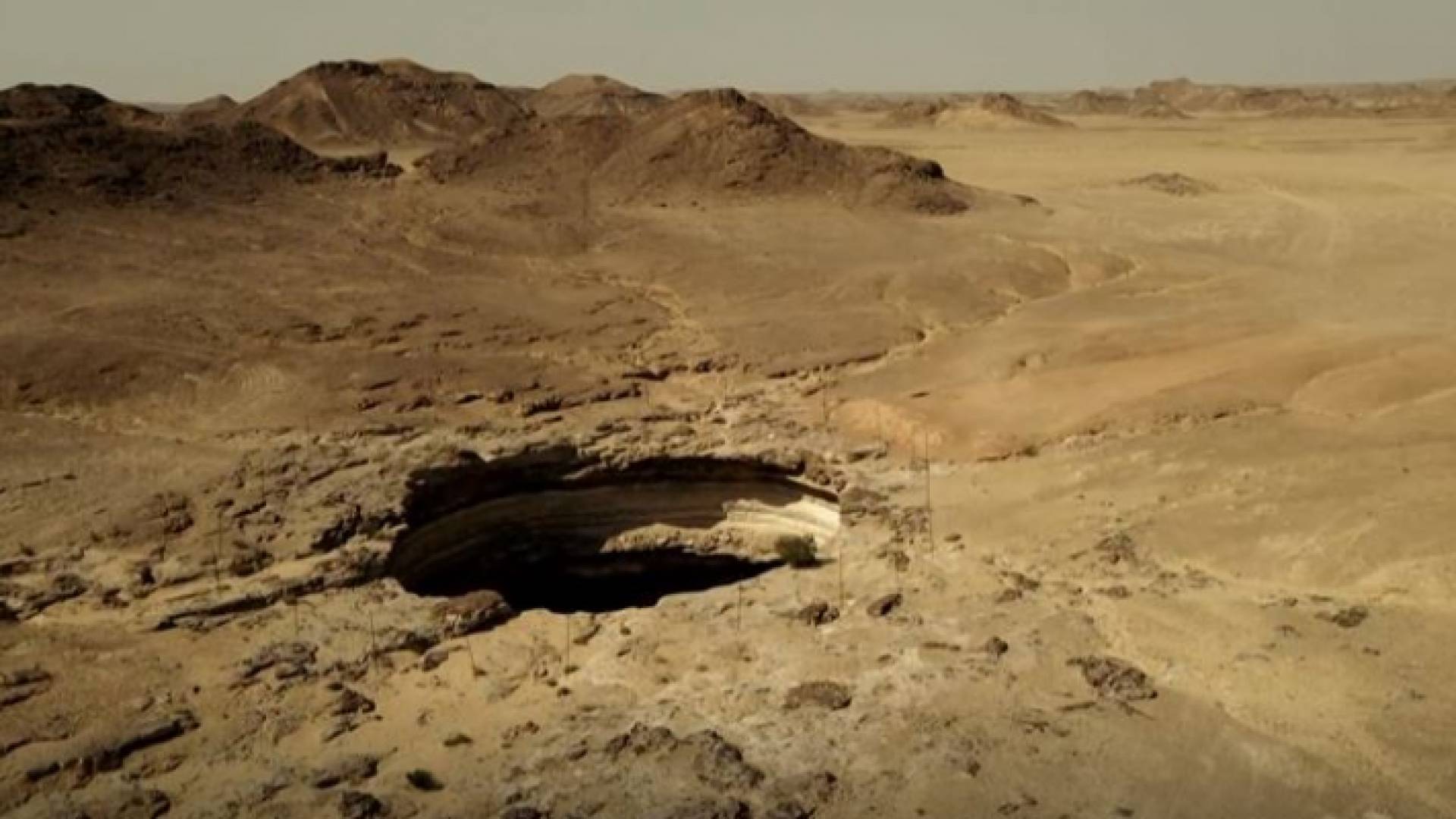 بئر برهوت أو "قعر جهنم" في اليمن.. حفرة غامضة تحوم حولها أساطير الجن