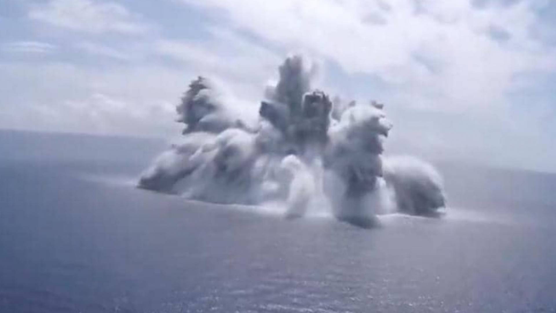 انفجار هائل لقنبلة كبيرة وسط المحيط