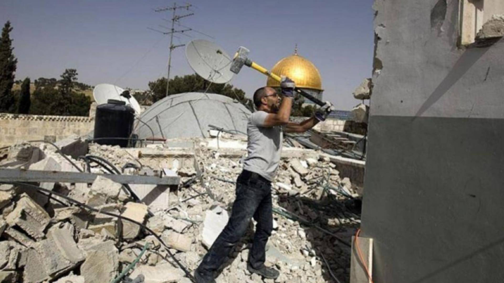 فلسطيني يهدم منزله بيده في القدس
