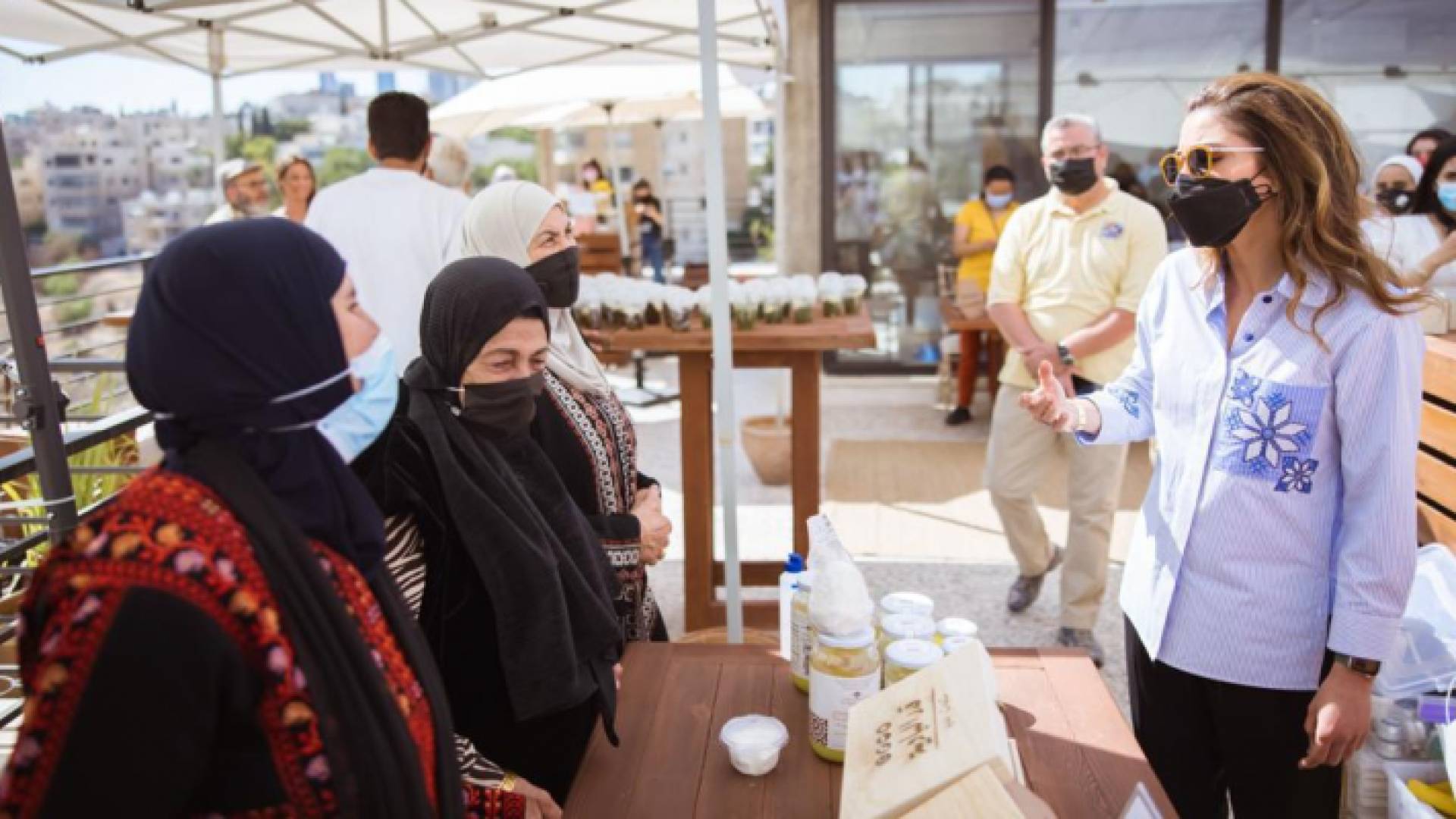 الملكة رانيا العبدالله تلتقي عددا من المزارعين وأصحاب المشاريع المستفيدين من موقع "دبين" الالكتروني