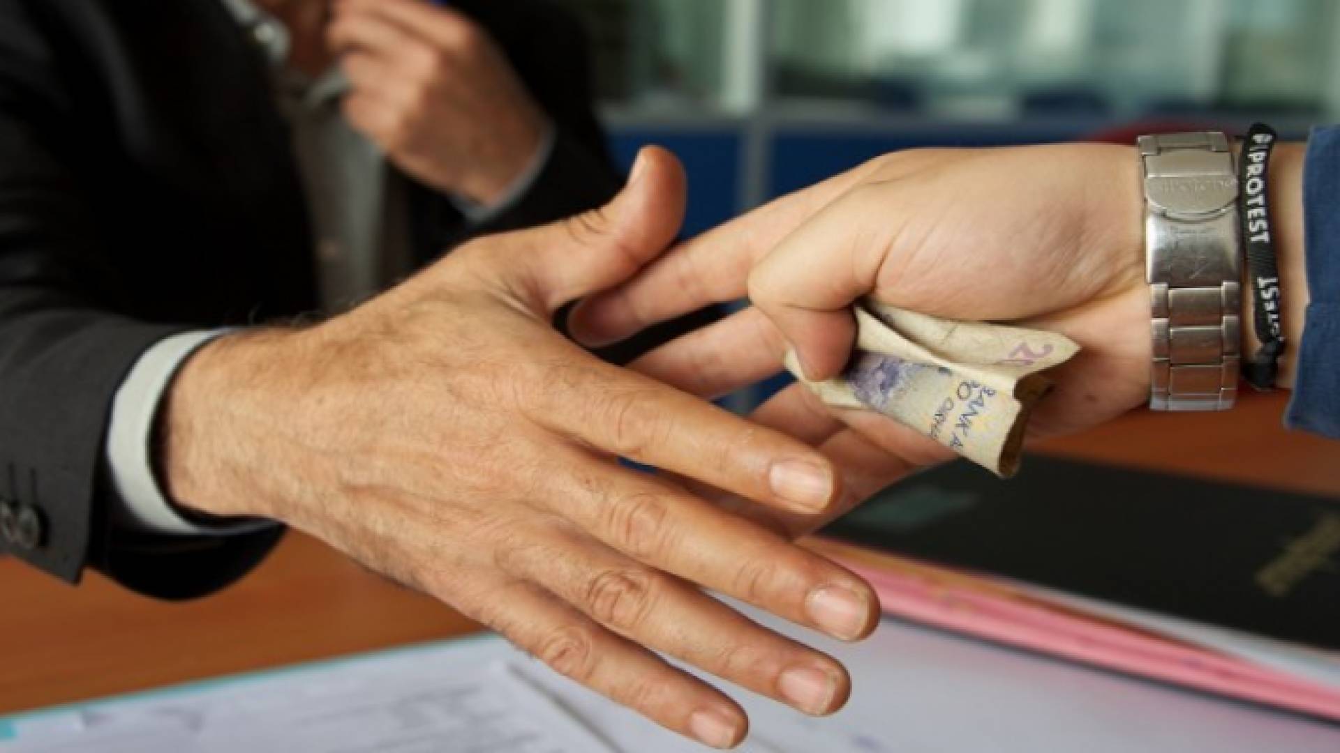 الرشوة ظاهرة منتشرة في الأردن