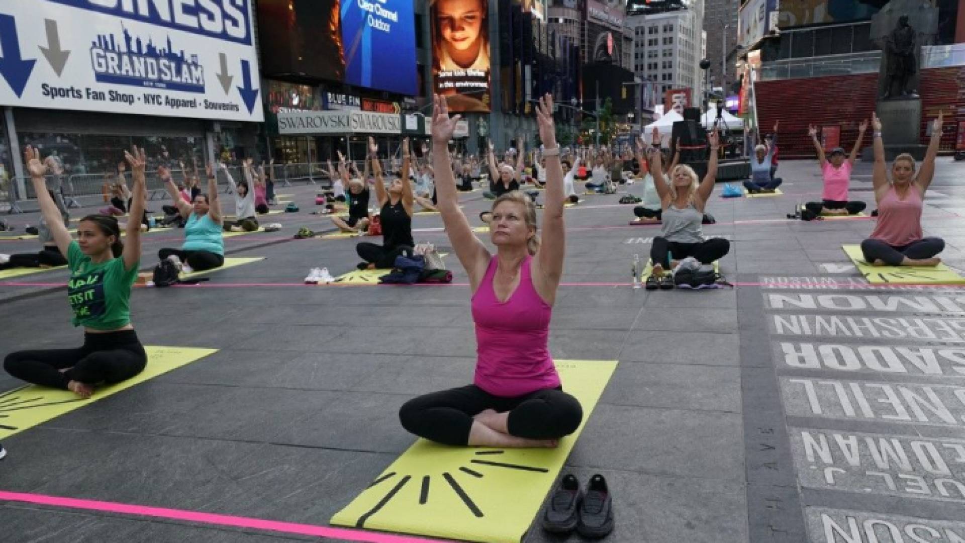 العالم يحتفل باليوم العالمي لليوغا