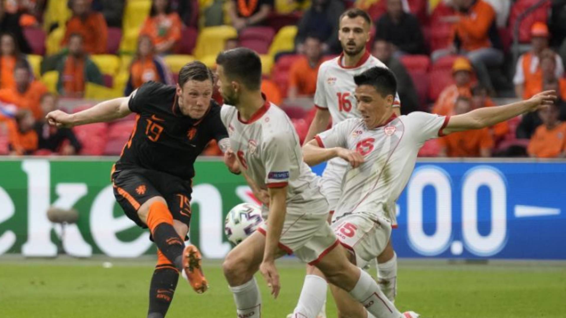 هولندا تطحن مقدونيا وتحقق العلامة الكاملة