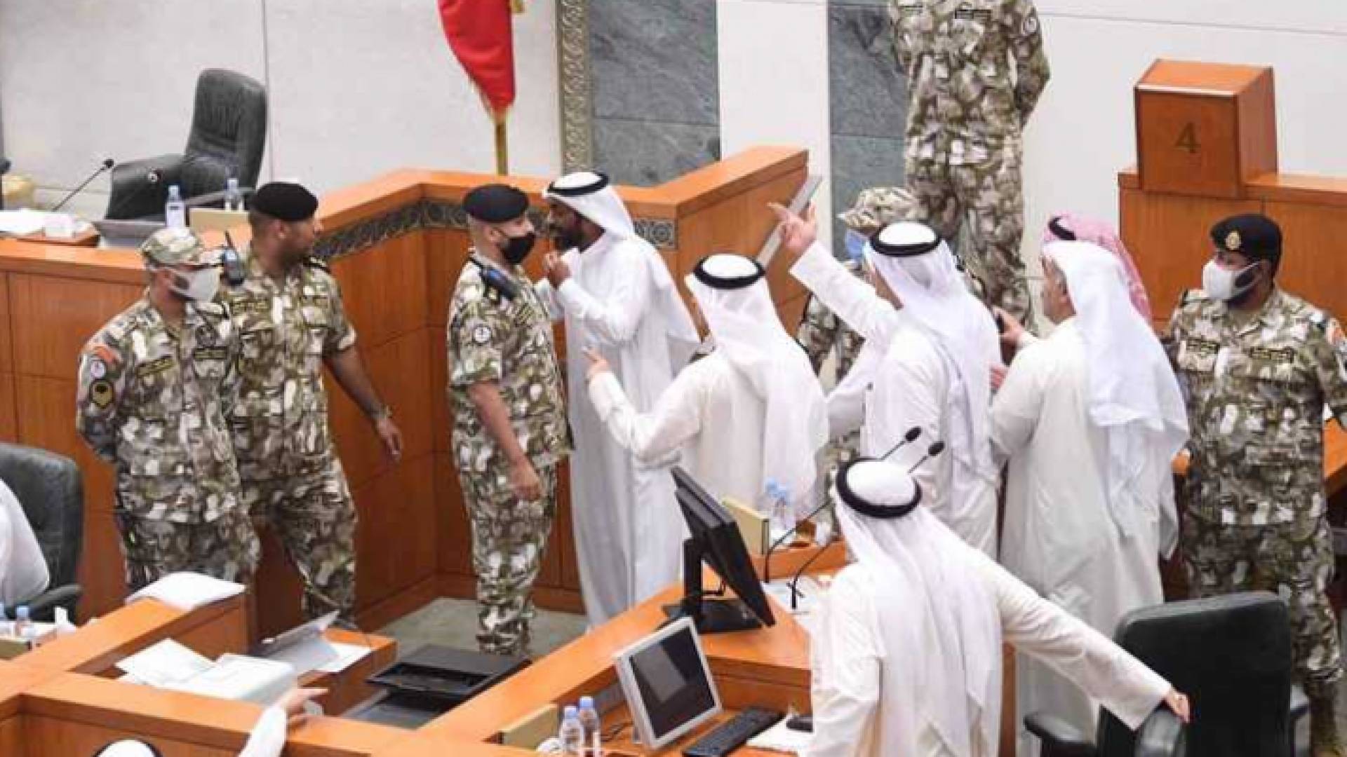 الأمن الكويتي يتدخل لفض عراك بالأيدي بين أعضاء مجلس النواب