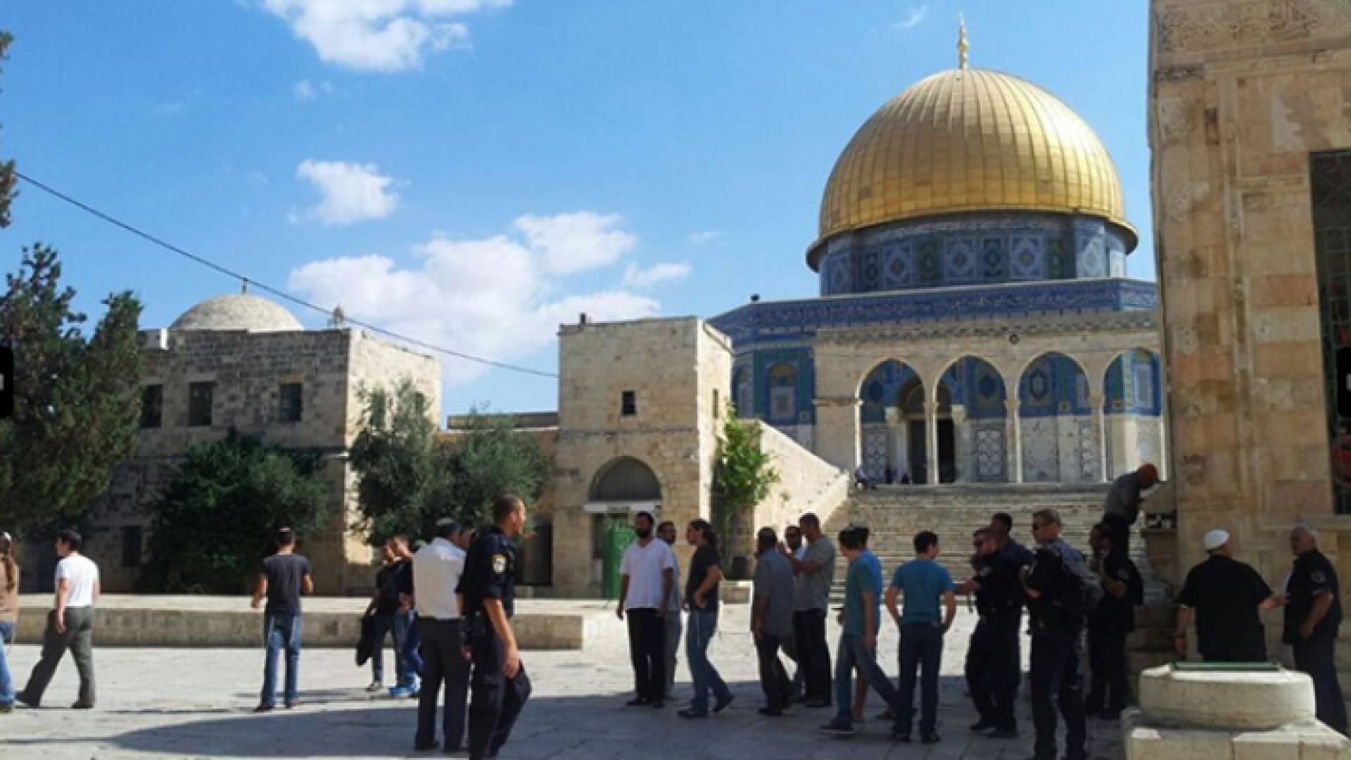 في أثناء اقتحام مستوطنين المسجد الأقصى المبارك - أرشيفية