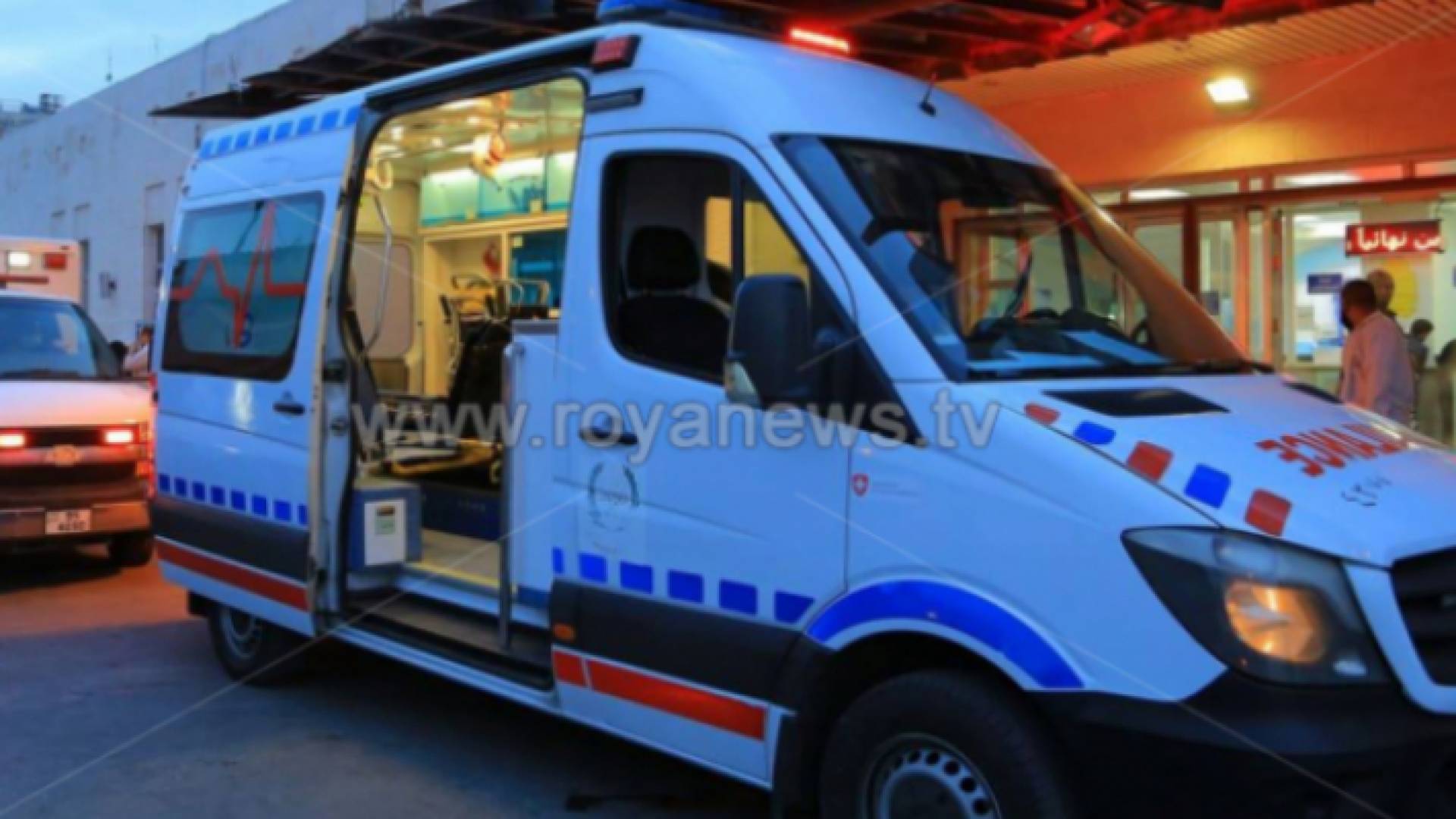 سيارة اسعاف تقل مريضا في أحد المستشفيات - أرشيفية