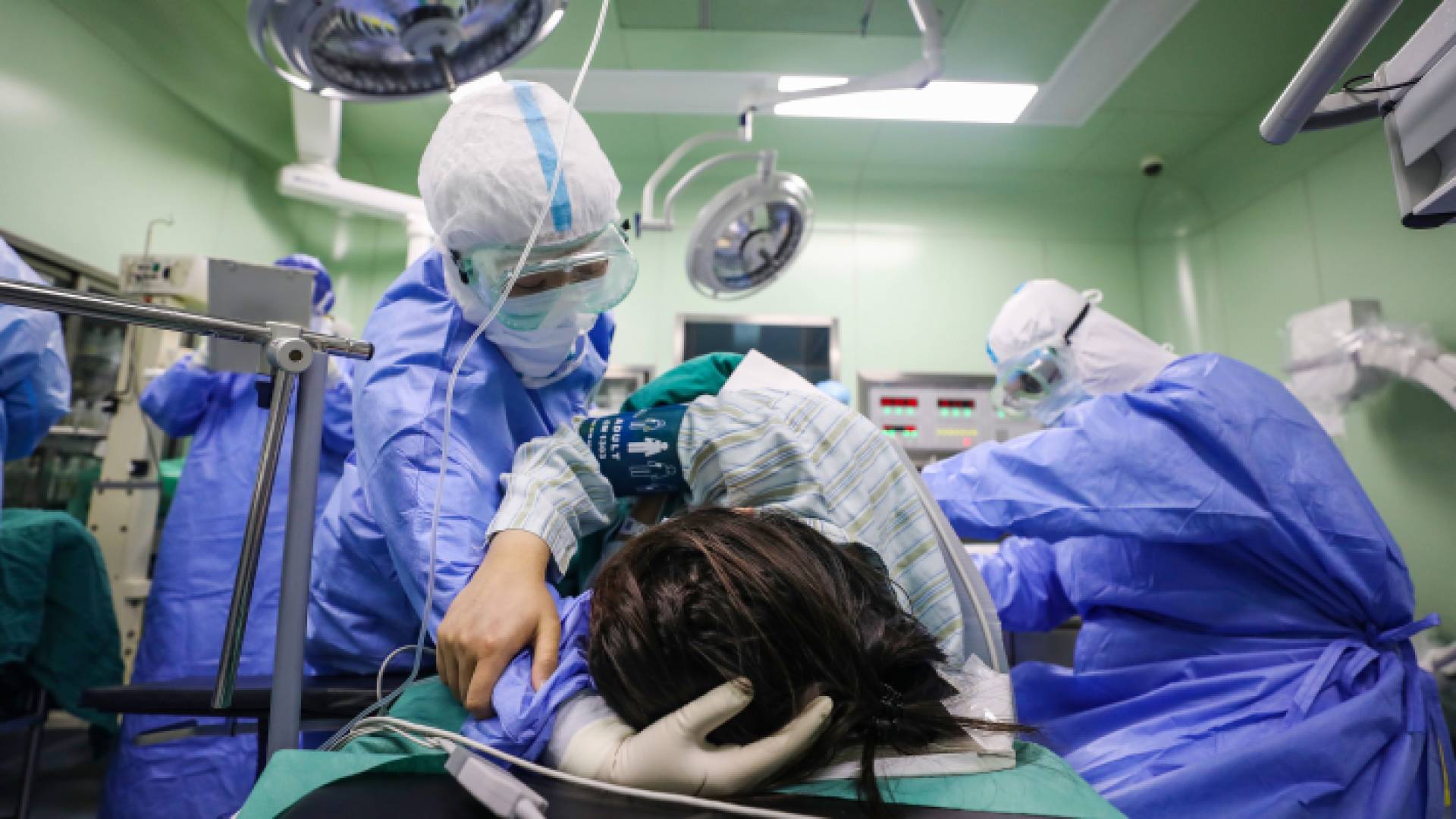 مصابة بفيروس كورونا في أحد مستشفيات كولومبيا