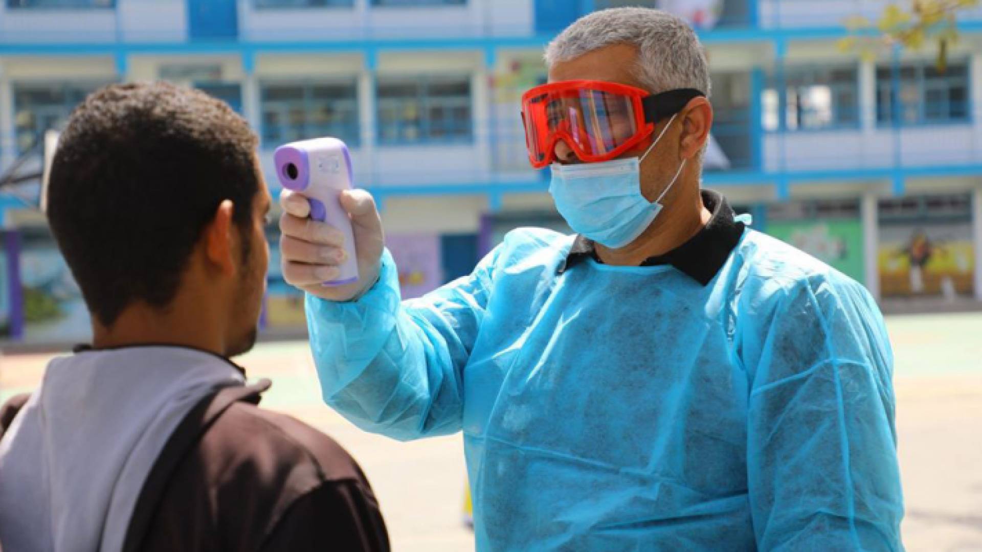 خلال إجراء فحص للحرارة لأحد الأشخاص في غزة