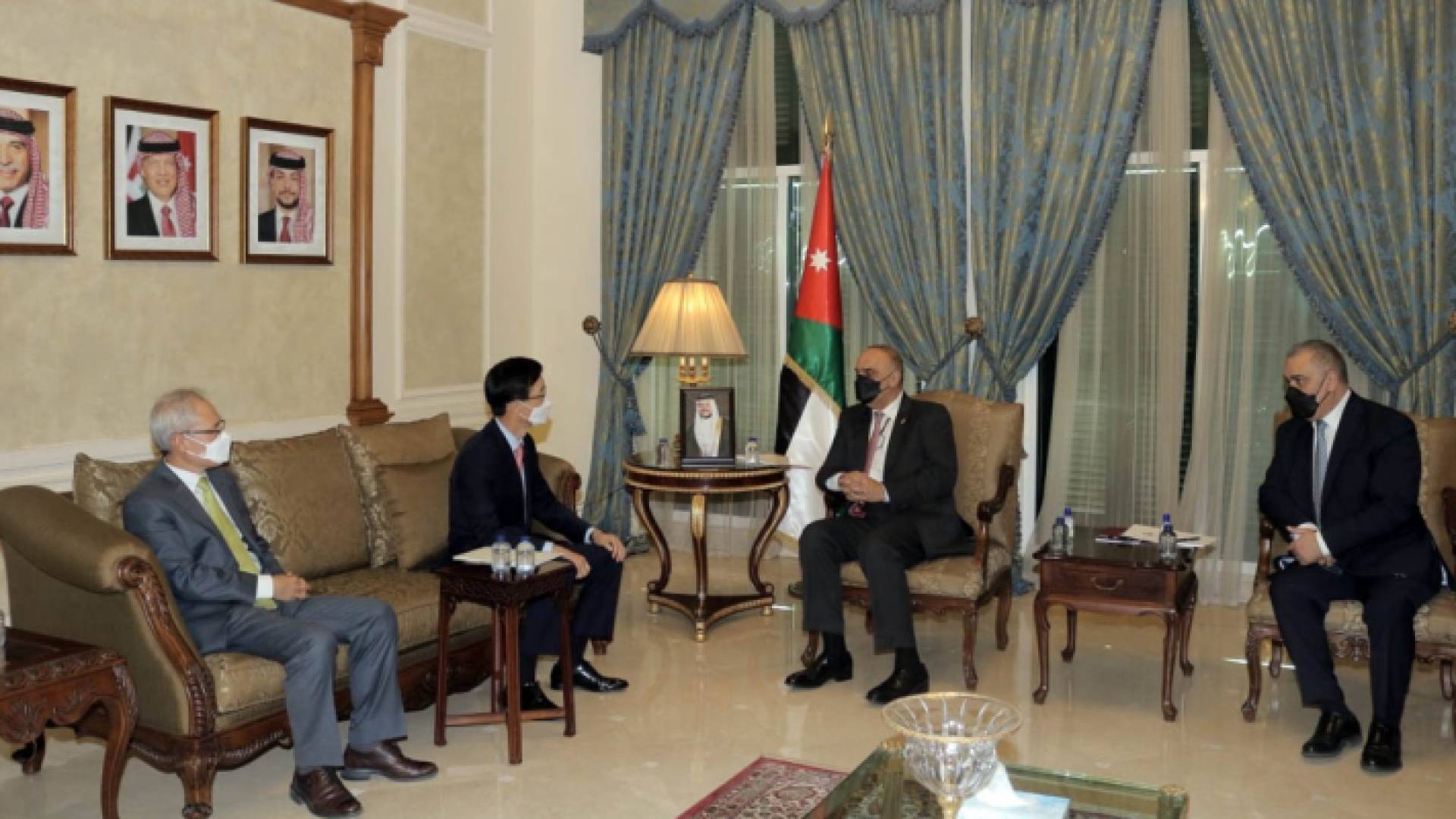 رئيس الوزراء بشر الخصاونة ورئيس مجلس إدارة بنك الصادرات والواردات في جمهورية كوريا الجنوبية بانغ كيو